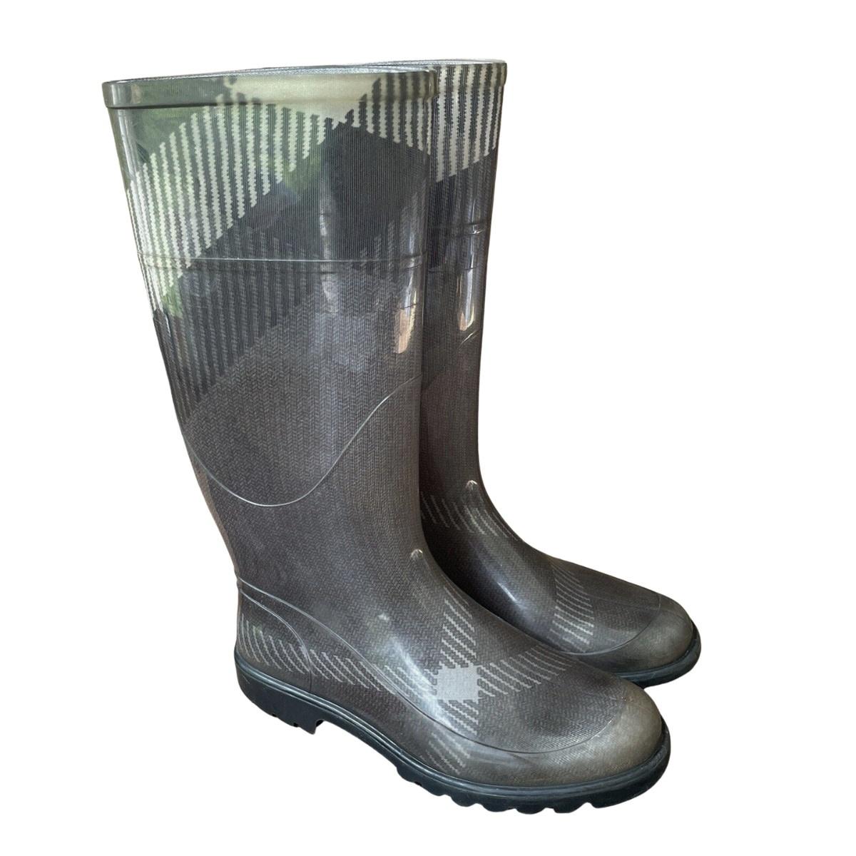 BURBERRY WELLINGTON LARGE CHECK RUBBER RAIN BOOTS (EU 38) GREY

Color: Grey with large check
Material: shiny rubber patent like finish

Size: EU 38
Heel Height: 37 mm / 1.5”
Condition: Good. Light marks and scratches throughout.
Made in Italy