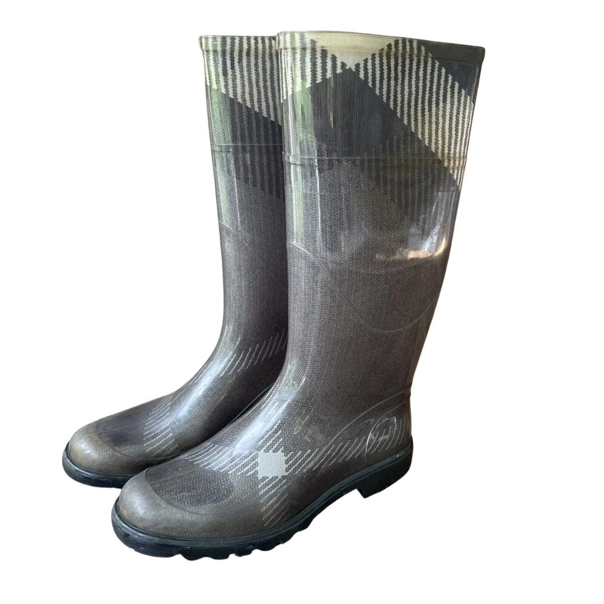 Gray Burberry Wellington Large Check Rubber Rain Boots (EU 38) Grey For Sale