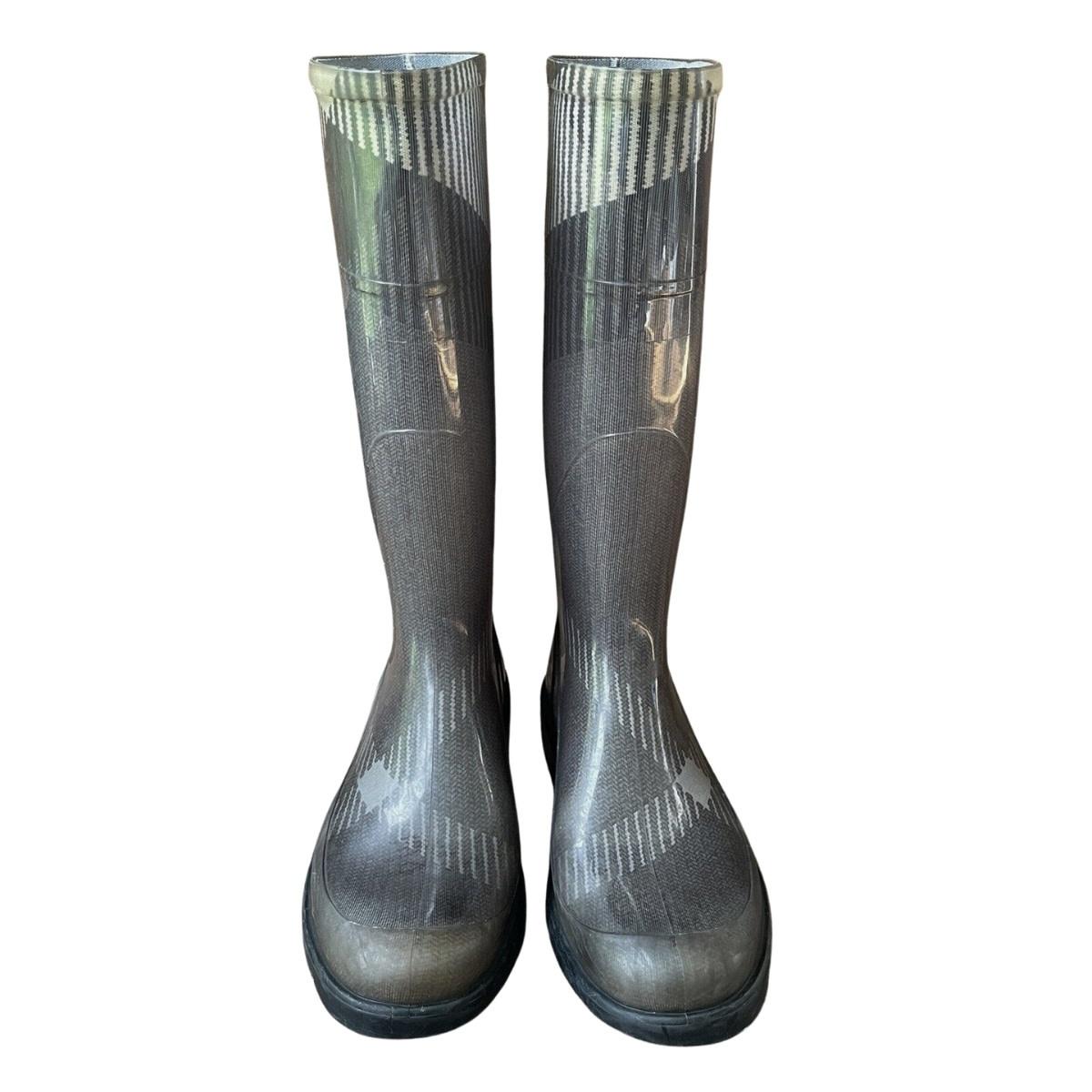 Burberry Wellington Large Check Rubber Rain Boots (EU 38) Grey In Good Condition For Sale In Montreal, Quebec