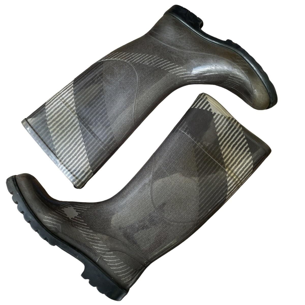 Burberry Wellington Large Check Rubber Rain Boots (EU 38) Grey For Sale 1