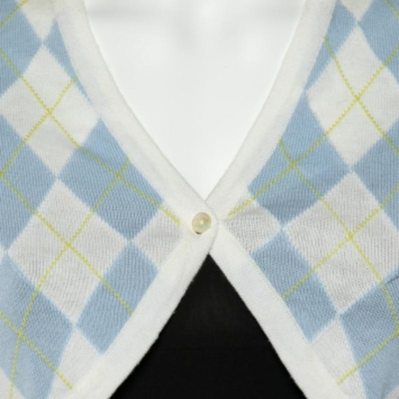 Tailored from cotton, this Burberry creation comes in a white shade. This cropped cardigan features a classic argyle pattern and long sleeves. Designed with a button front closure, this piece will be your perfect choice for a great evening.
