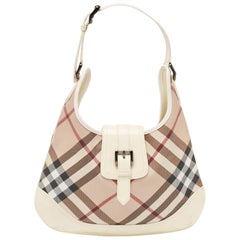 Burberry, borsa a spalla in PVC e pelle verniciata, di colore bianco/beige, Nova Check.