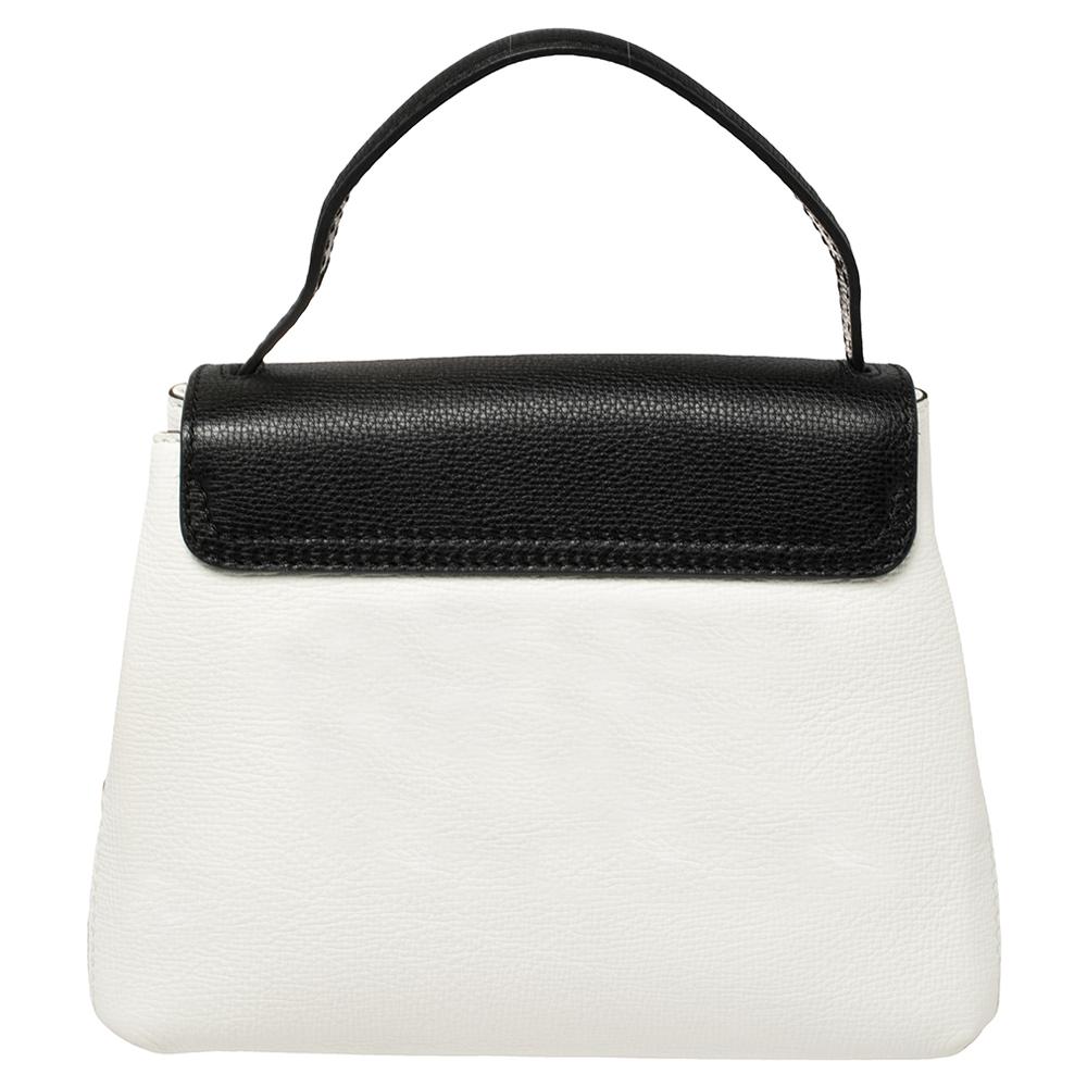 This small Camberley top handle bag from Burberry is graced with a structured body rendered in black-white leather and is given a signature finish with house check canvas inserts at the sides. Chic and convenient, this bag comes with a flat top