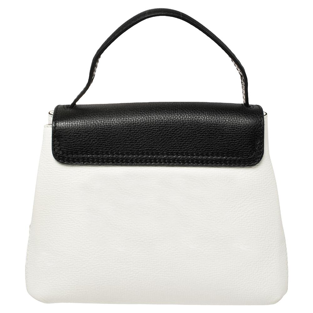 Diese kleine Camberley Henkeltasche von Burberry hat einen strukturierten Korpus aus schwarz-weißem Leder und erhält durch die seitlichen Canvas-Einsätze im Hauskaro ein charakteristisches Finish. Diese schicke und praktische Tasche hat einen