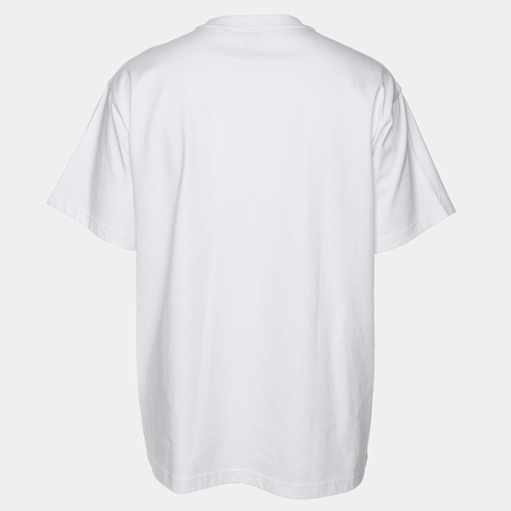Whether you want to go out on casual outings with friends or just want to lounge around this t shirt is a versatile piece and can be styled in many ways. It has been made using fine fabric.