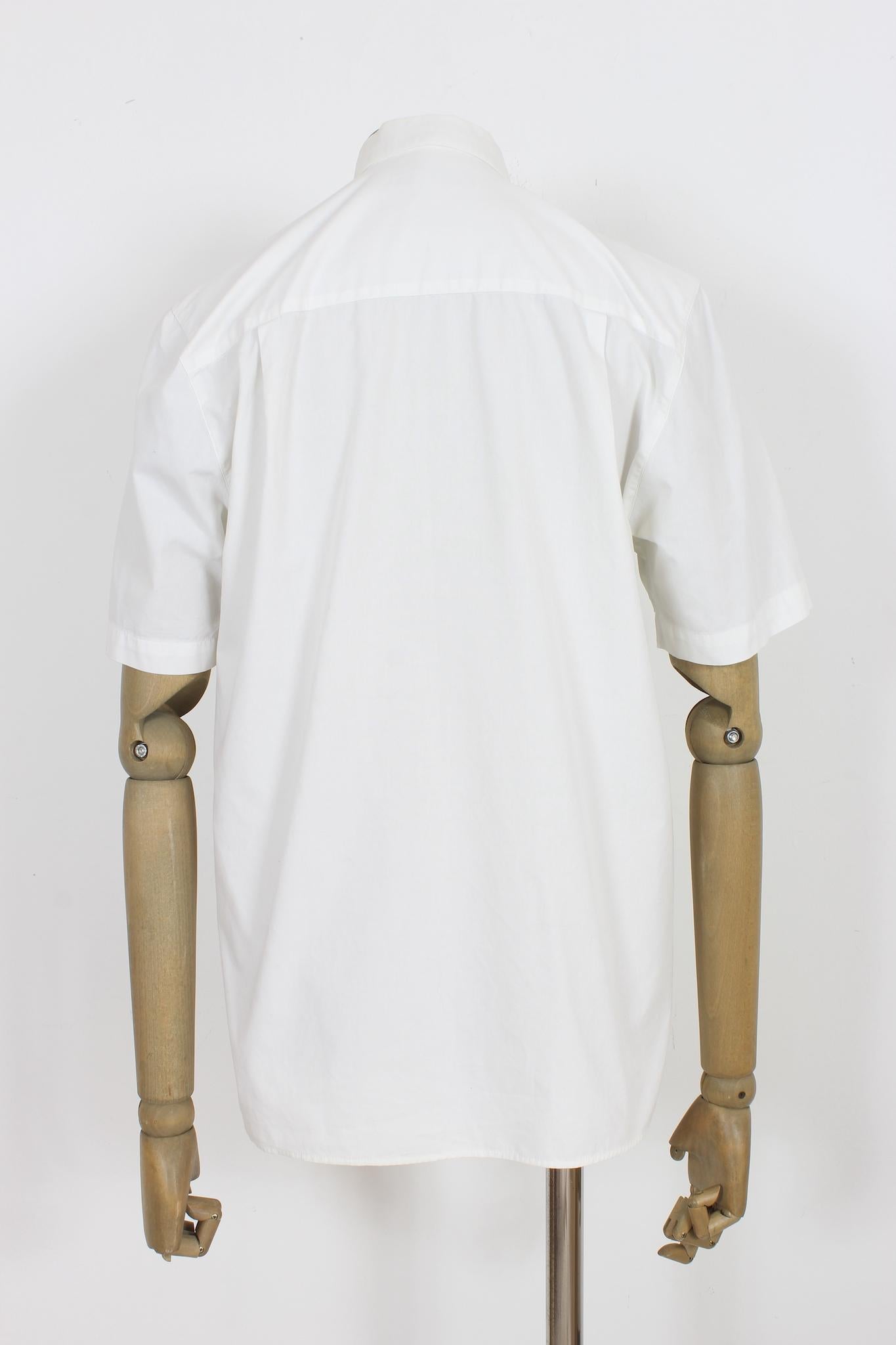 Dieses authentische Burberry-Hemd ist ein 90er-Jahre-Klassiker aus weißer Baumwolle, mit kurzen Ärmeln und einer lässigen Passform. Zeitlos im Stil und ideal für alle, die mühelose Raffinesse suchen. Genießen Sie den Luxus der klassischen Ästhetik