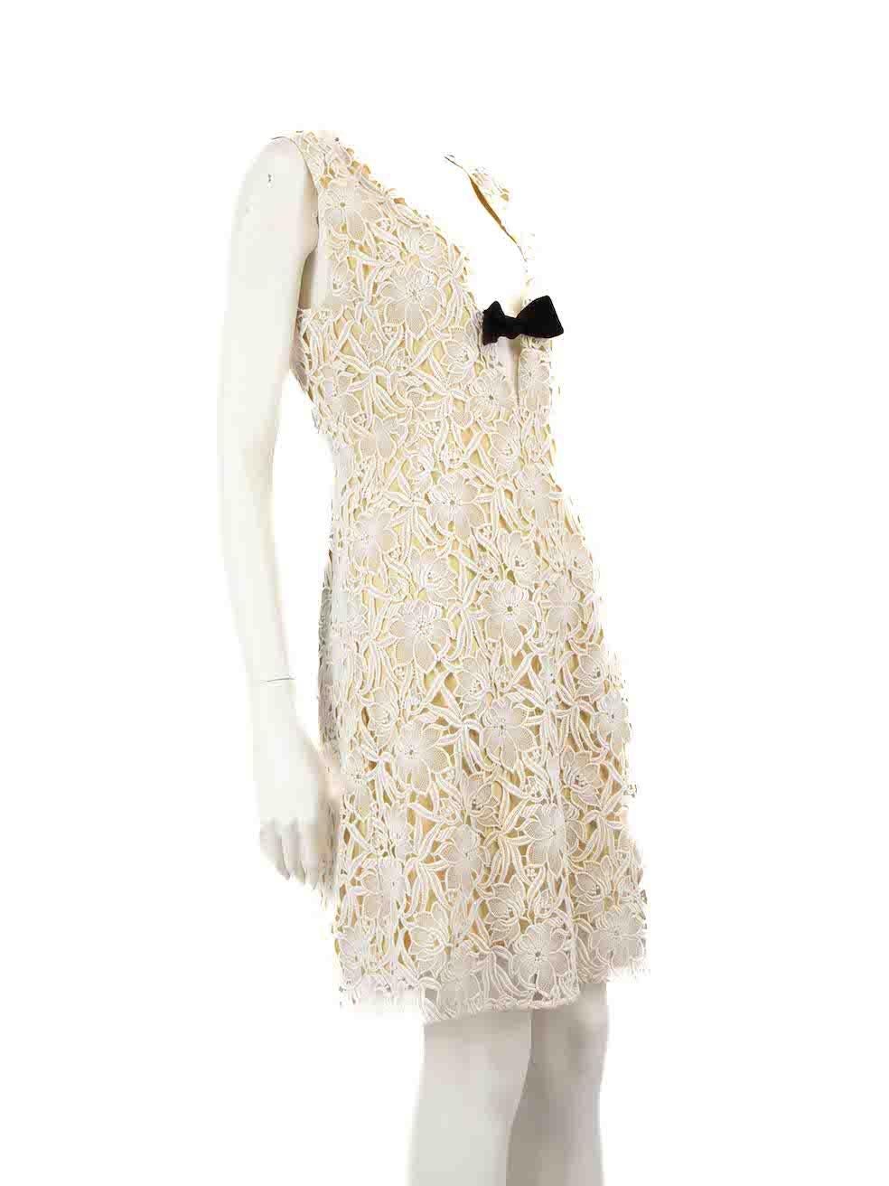 CONDITION is Very good. Minimal wear to the dress is evident. Minimal wear to the front, centre and above the hemline is seen with discolouration marks on this used Burberry designer resale item.
 
 
 
 Details
 
 
 White
 
 Lace
 
 Dress
 
 Floral