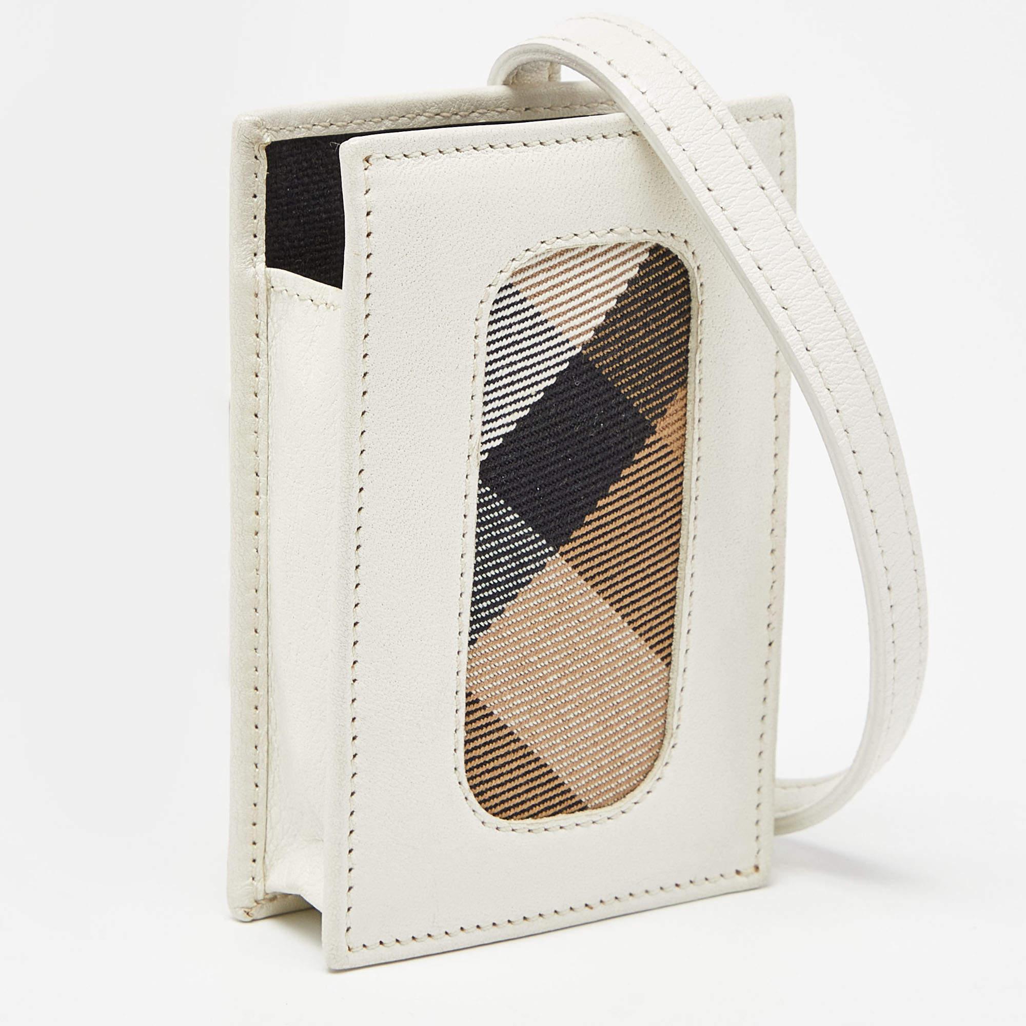 Practical and chic are some words that describe this card holder! Crafted meticulously, the creation is equipped with a well-spaced interior and an easy-to-carry experience. 