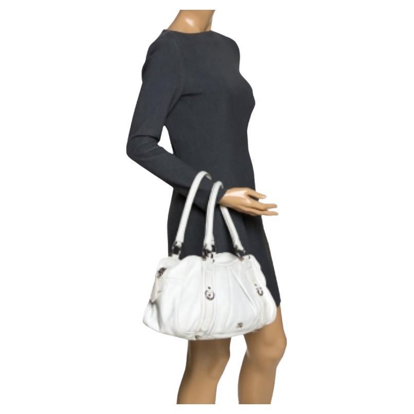 Confectionné de main de maître en cuir de première qualité et doublé de tissu, ce grand sac Ashbury de la maison Burberry est à la fois élégant et durable. Dans une subtile nuance de blanc, il est le bras armé parfait pour vos objectifs