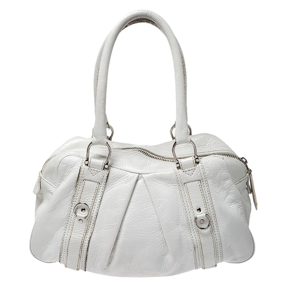 Die meisterhaft aus hochwertigem Leder gefertigte und mit Stoff gefütterte Ashbury Schultertasche aus dem Hause Burberry ist sowohl stilvoll als auch langlebig. In einem dezenten Weißton ist es der perfekte Armschmuck für Ihr Outfit!

Enthält: