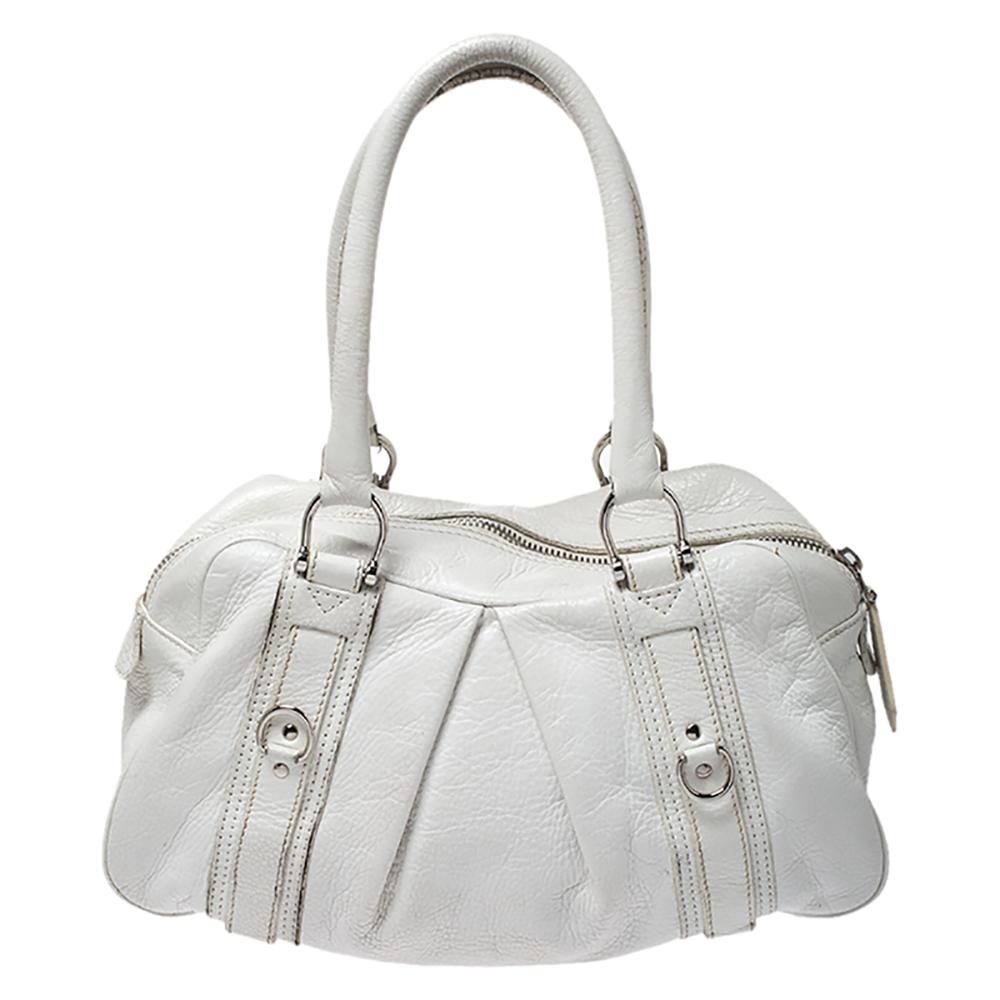 Masterfully crafted in premium leather, and lined with fabric, this grand Ashbury satchel from the house of Burberry is both stylish and durable. In a subtle shade of white, it is the perfect arm candy for your outfit goals!

Includes: Original