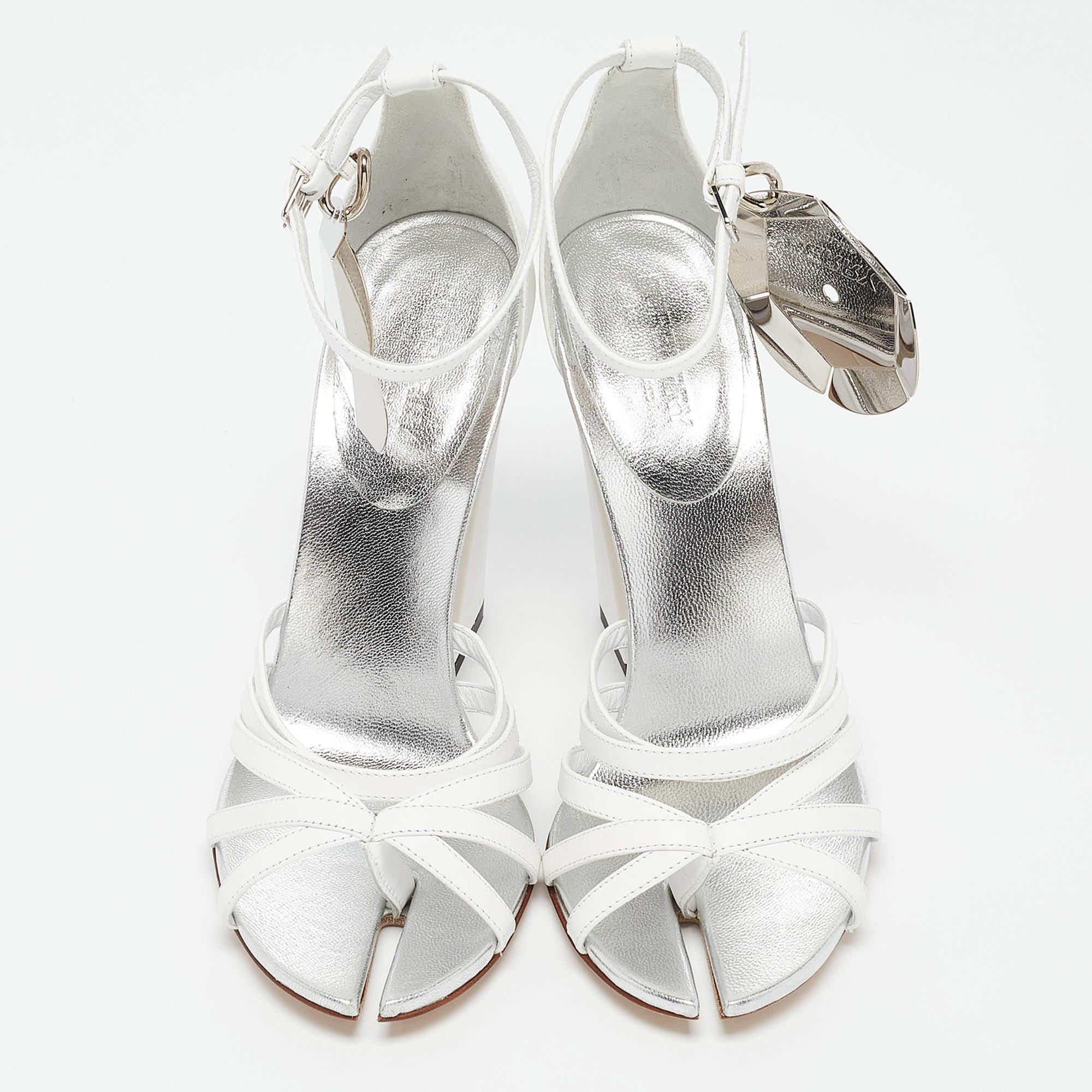 Gris Sandales à bouts fendues Burberry en cuir blanc taille 38 en vente