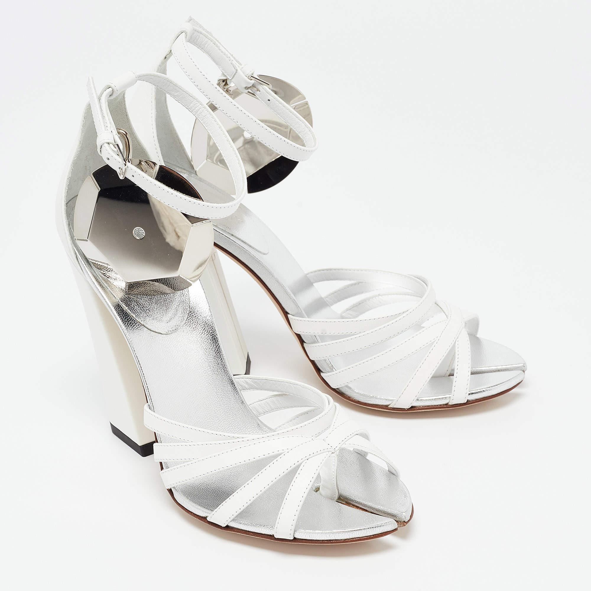 Sandales à bouts fendues Burberry en cuir blanc taille 38 Bon état - En vente à Dubai, Al Qouz 2