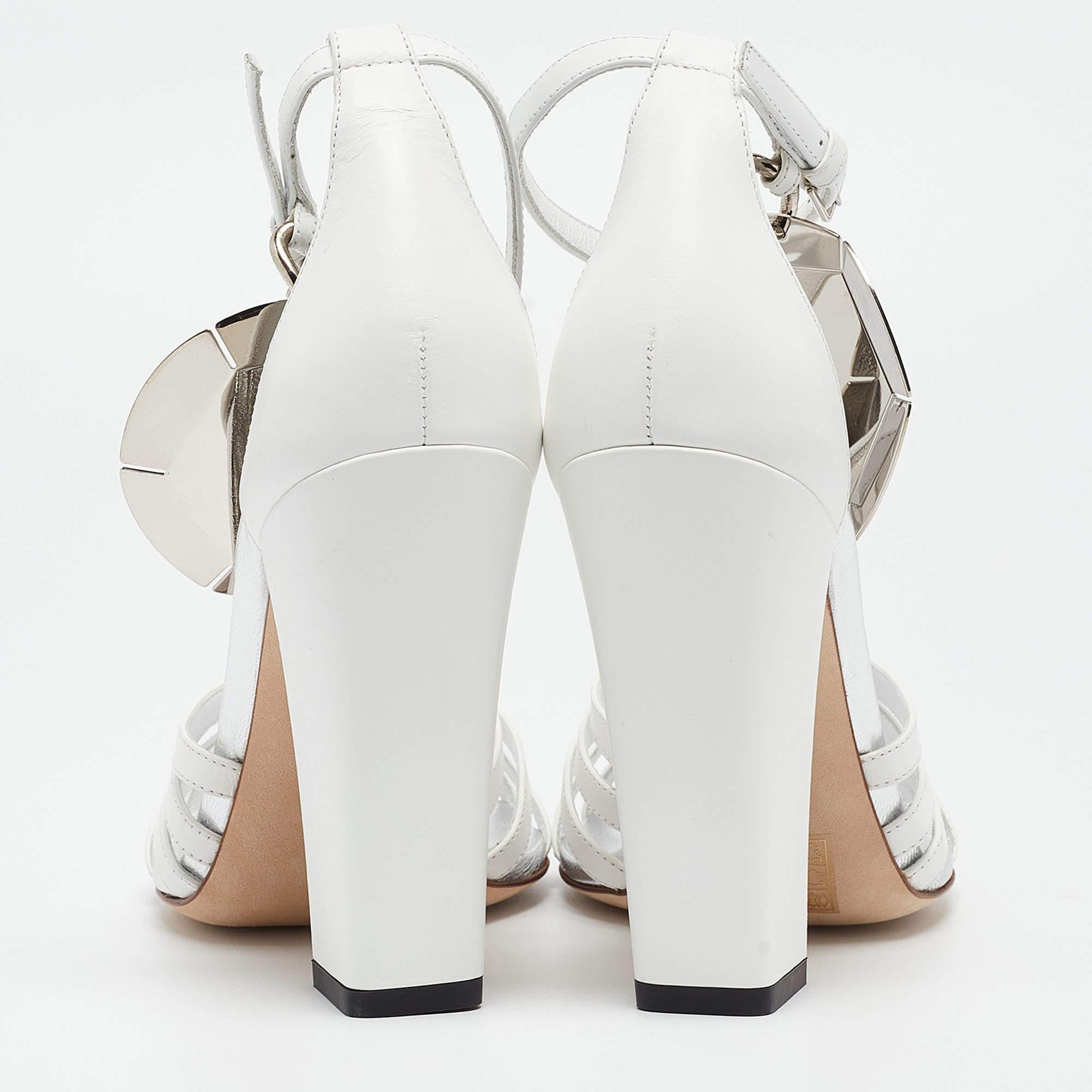 Sandales à bouts fendues Burberry en cuir blanc taille 38 Pour femmes en vente