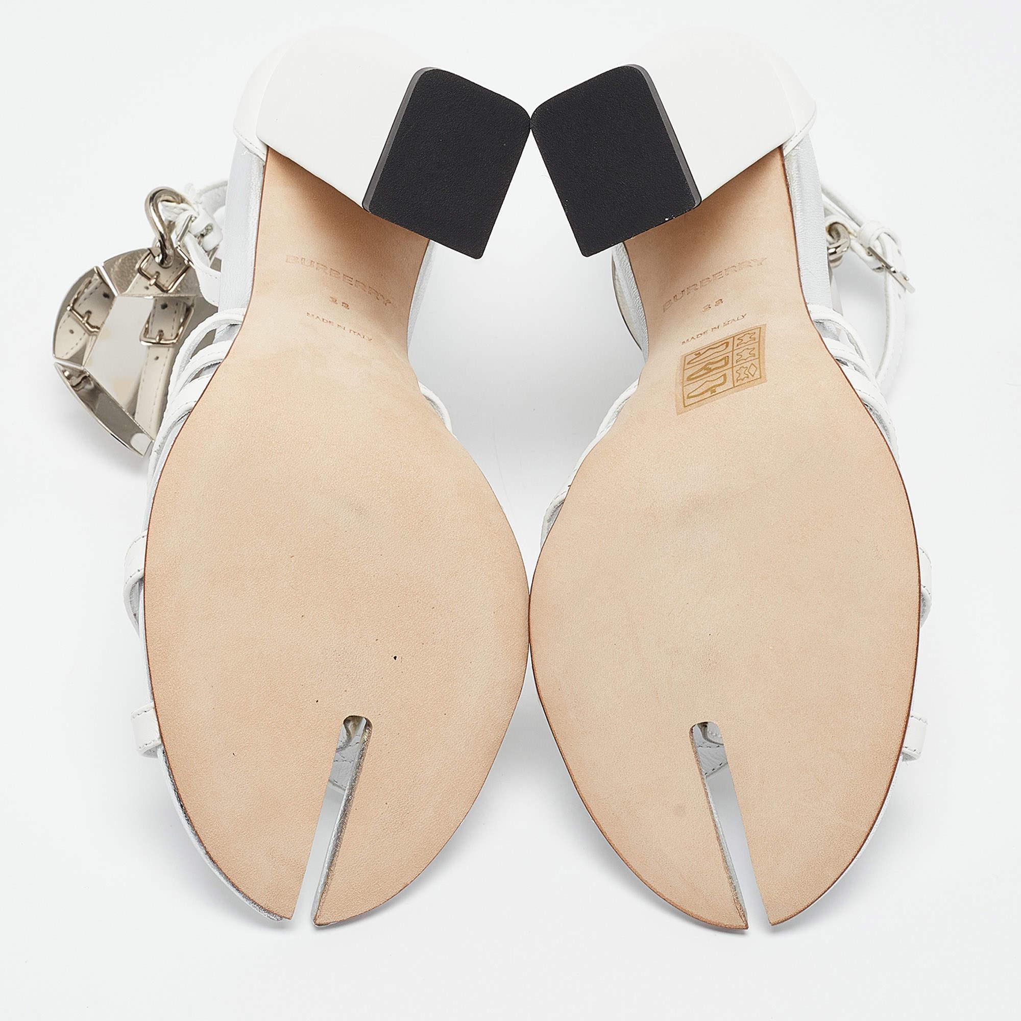 Sandales à bouts fendues Burberry en cuir blanc taille 38 en vente 1