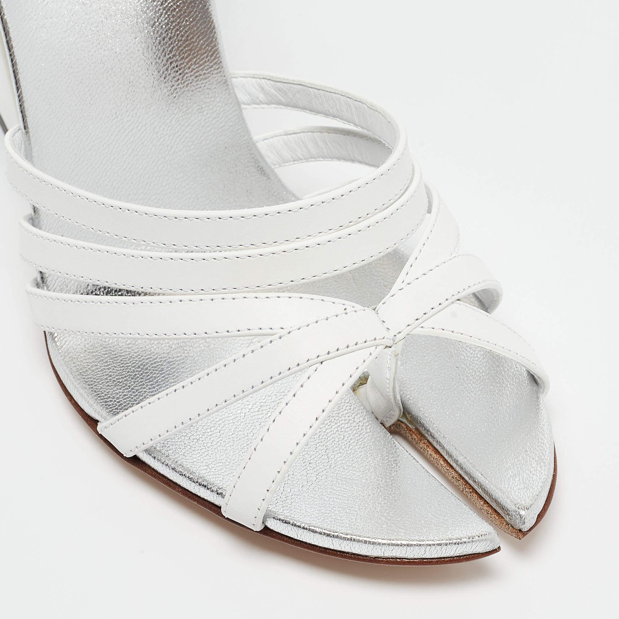 Sandales à bouts fendues Burberry en cuir blanc taille 38 en vente 2