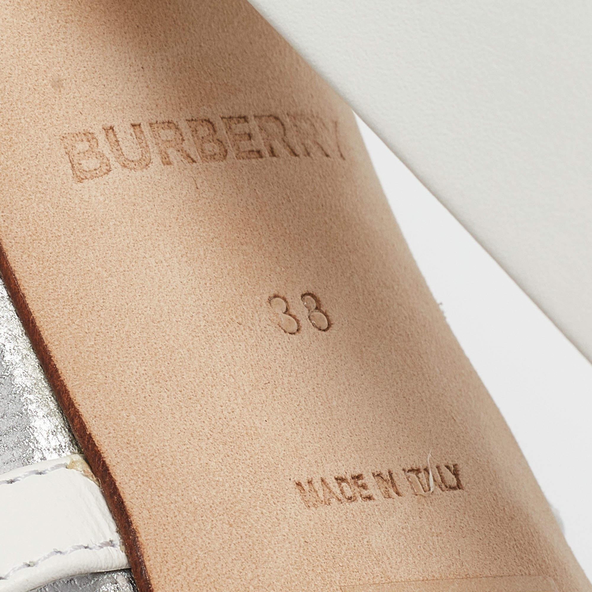 Sandales à bouts fendues Burberry en cuir blanc taille 38 en vente 3