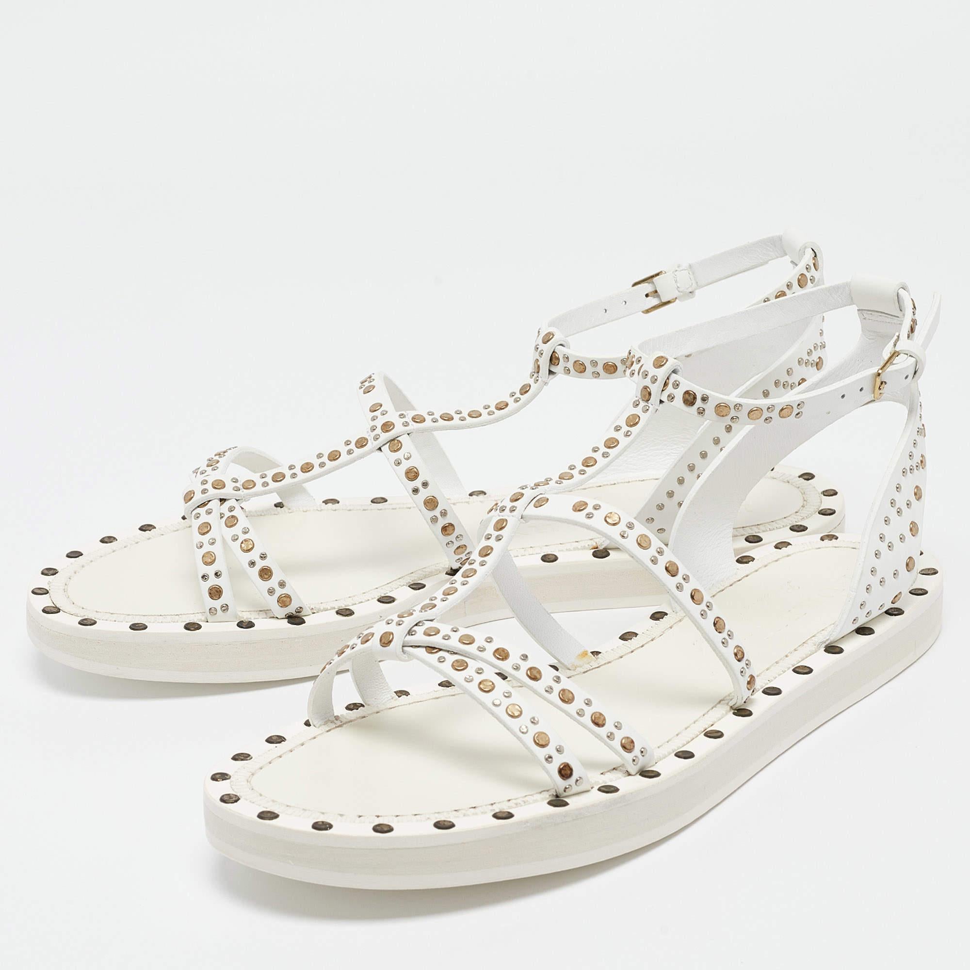 Un mélange parfait de style luxueux et de confort. Ces chaussures plates sont fabriquées avec des matériaux de première qualité et encadrent vos pieds de la manière la plus élégante qui soit. Ils peuvent être associés à une multitude de tenues de