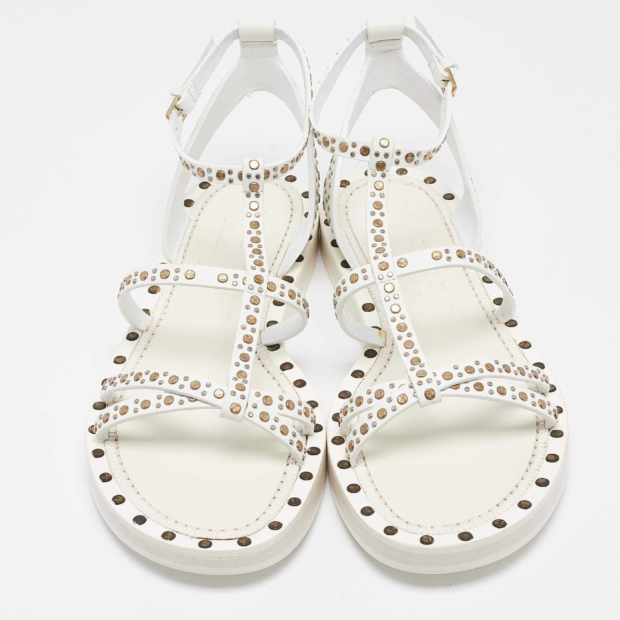 Gris Sandales plates cloutées Burberry en cuir blanc taille 39,5 en vente