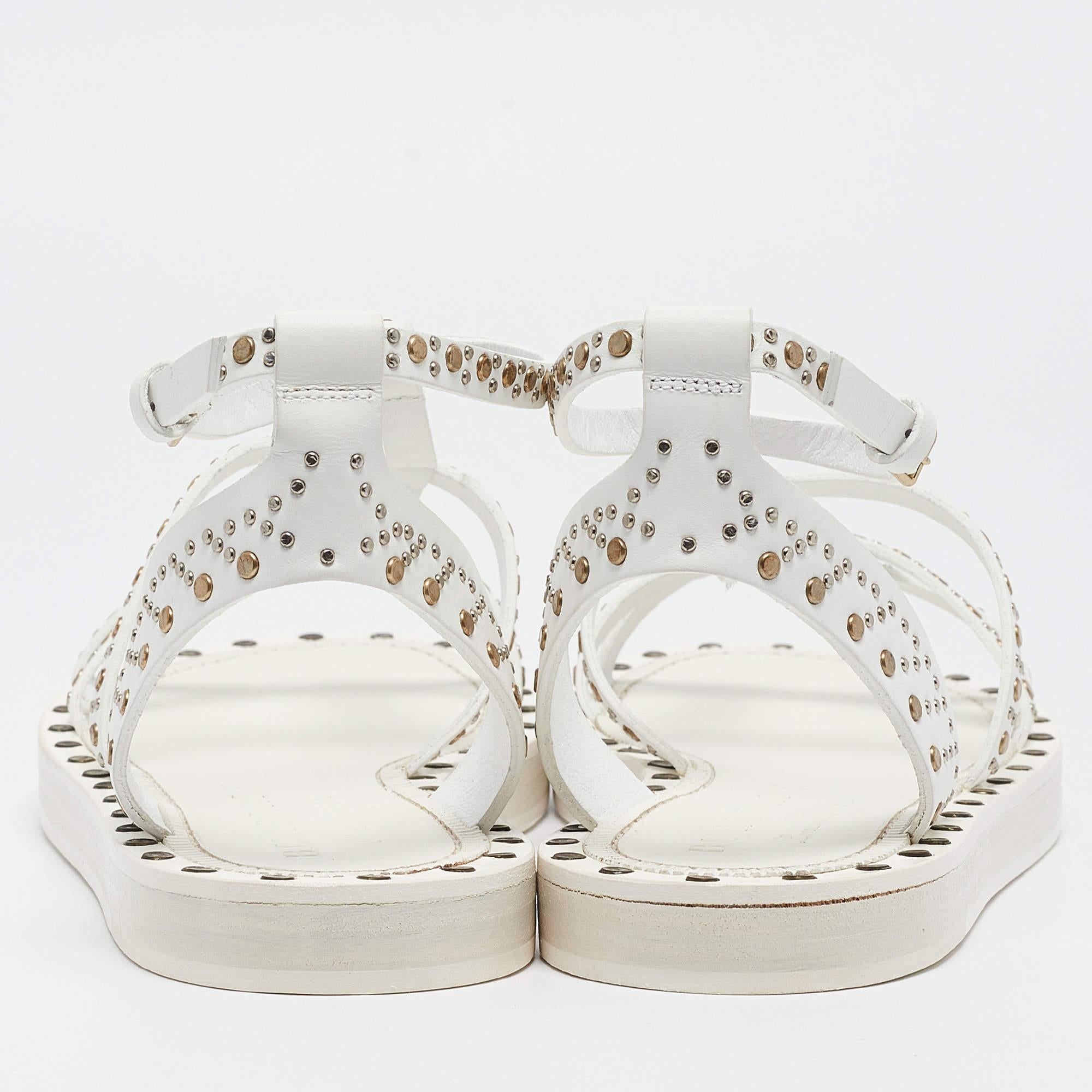 Sandales plates cloutées Burberry en cuir blanc taille 39,5 Pour femmes en vente