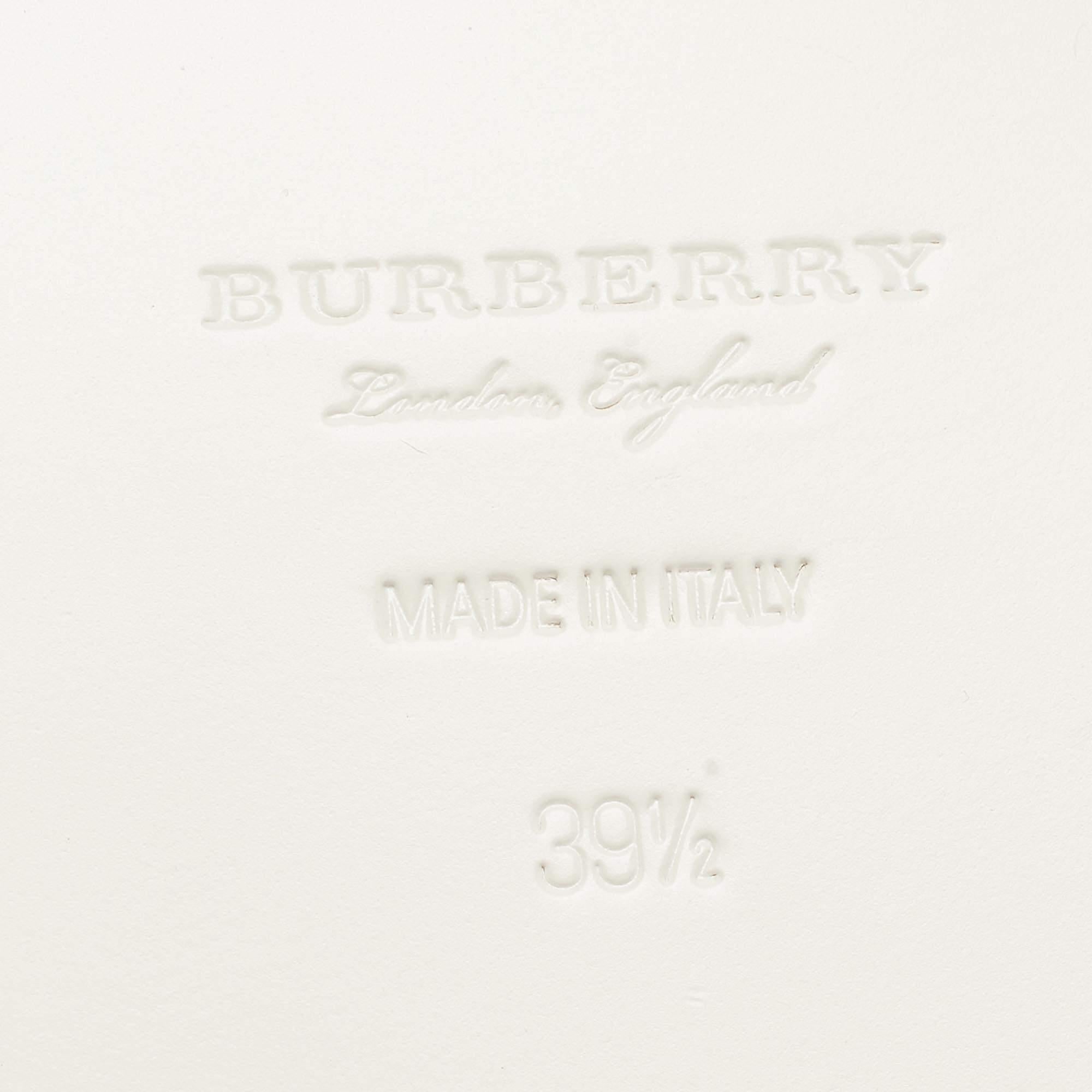 Sandales plates cloutées Burberry en cuir blanc taille 39,5 en vente 2