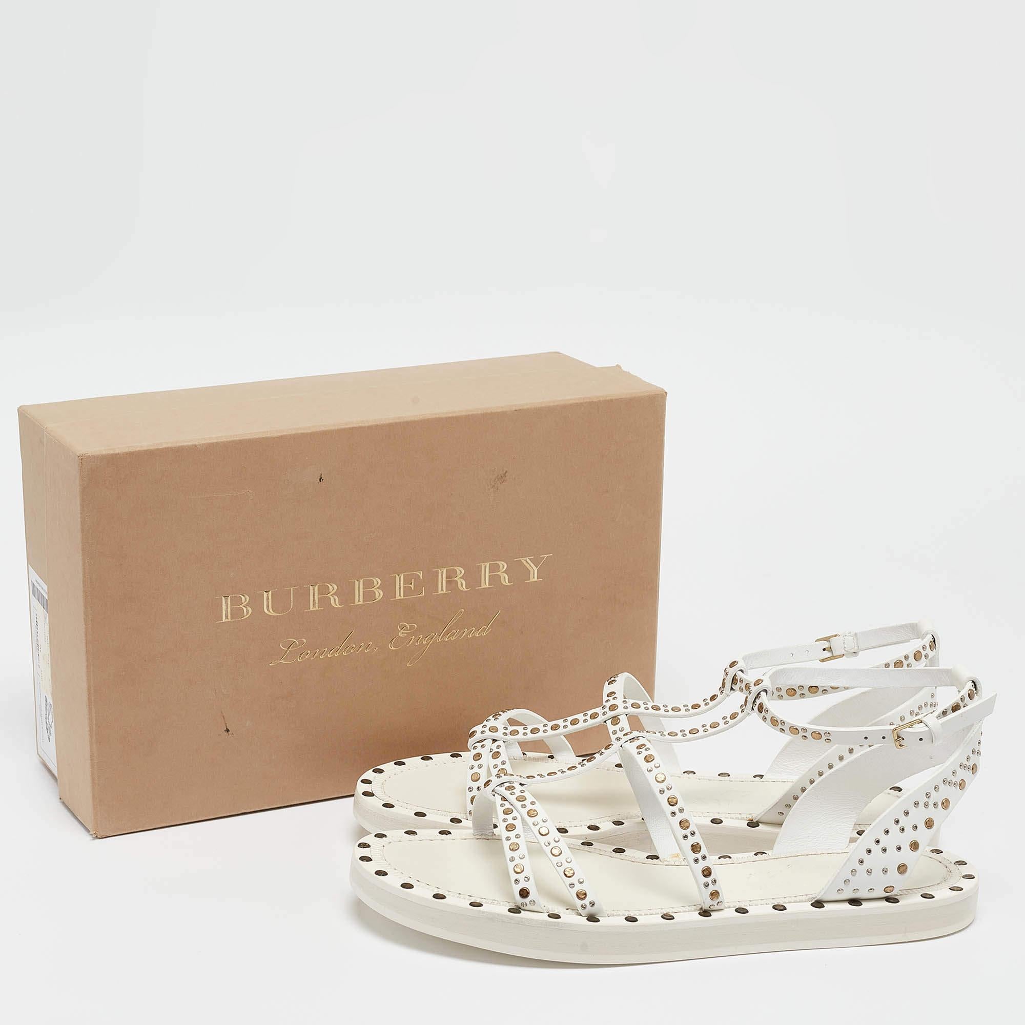 Sandales plates cloutées Burberry en cuir blanc taille 39,5 en vente 3