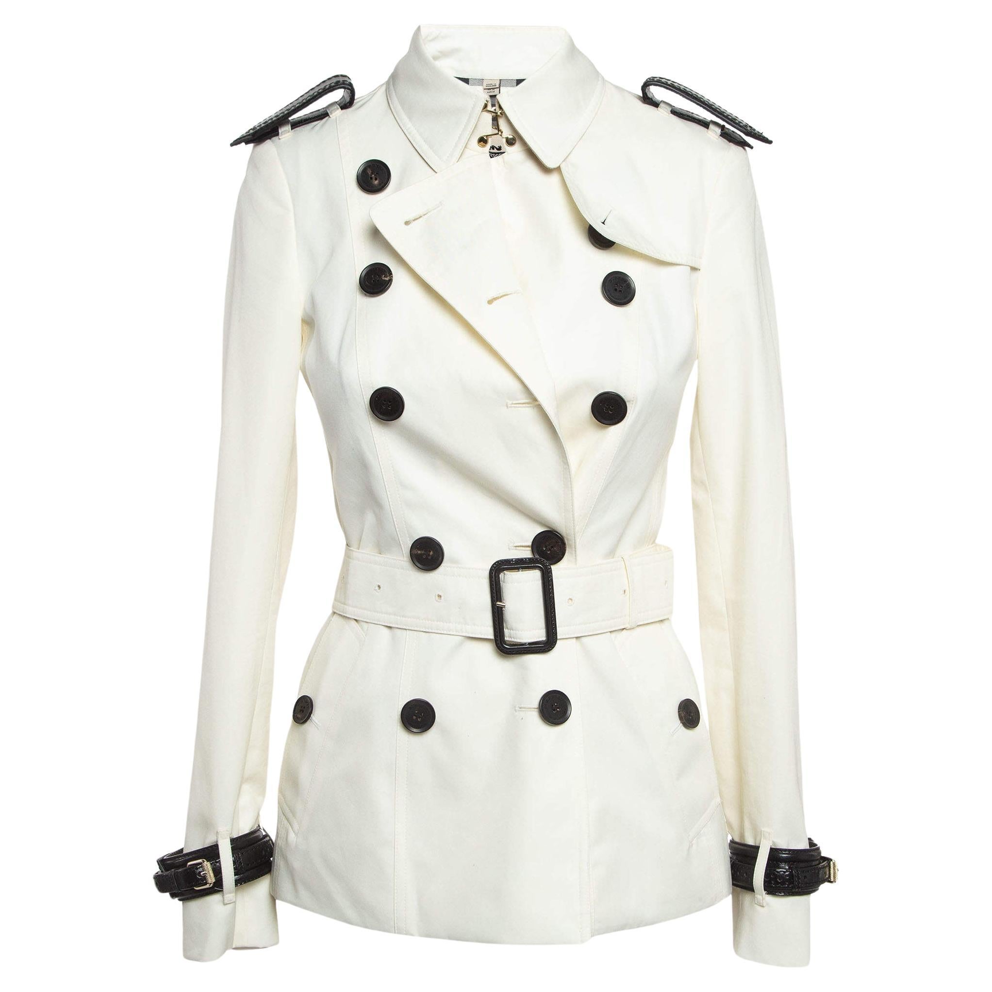 Burberry Trench-coat court ceinturé en gabardine bordée de cuir blanc XS en vente