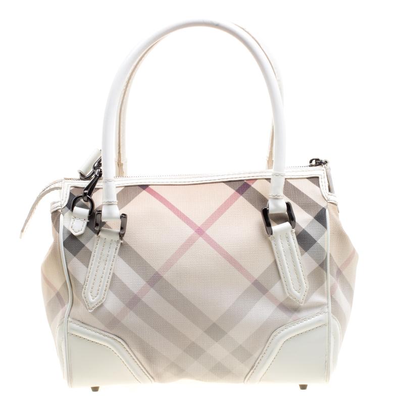 Chic and smart this shoulder bag is from Burberry. Crafted from classic Nova Check PVC and styled with patent leather trims, it features dual handles, a removable shoulder strap and protective metal feet at the bottom. The zip closure opens to a