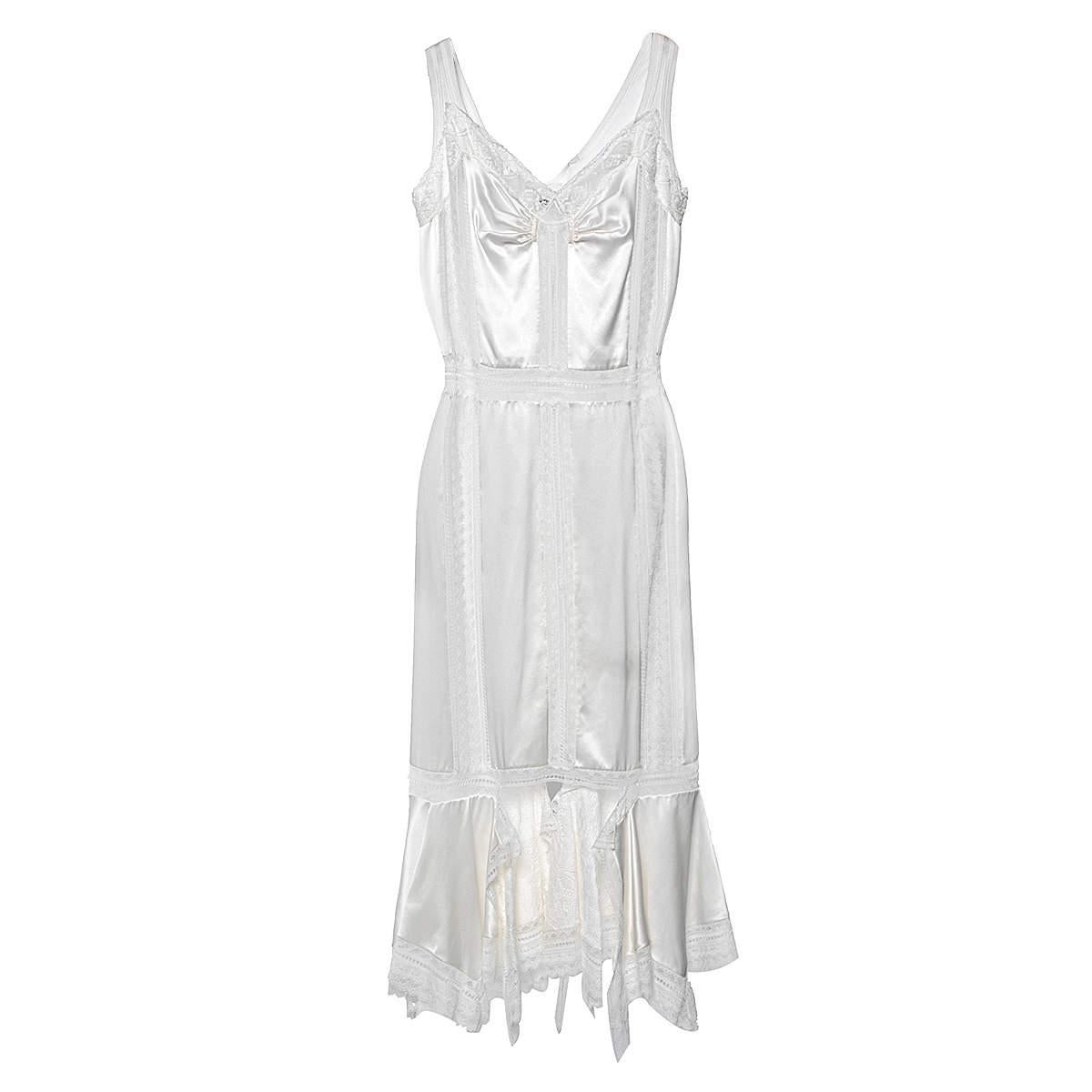 Aesthetically pleasant and pretty, this slip dress from Burberry will become your favorite creation in no time! It is designed using white satin and is enriched with lovely lace panels. It has a feminine, ethereal design and a sleeveless style. It