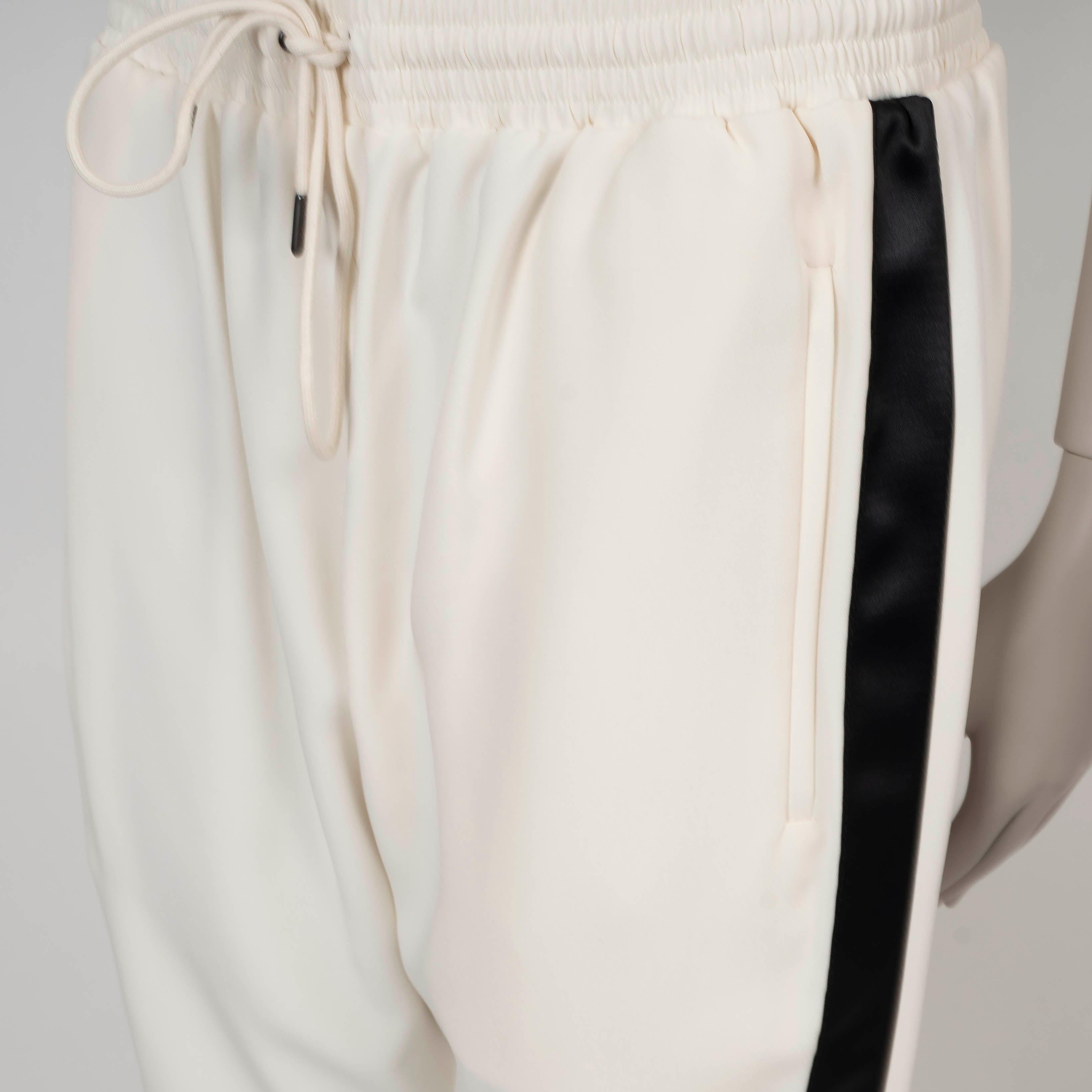 BURBERRY Pantalon à traîne latérale en soie et laine blanche 10 M Neuf - En vente à Zürich, CH