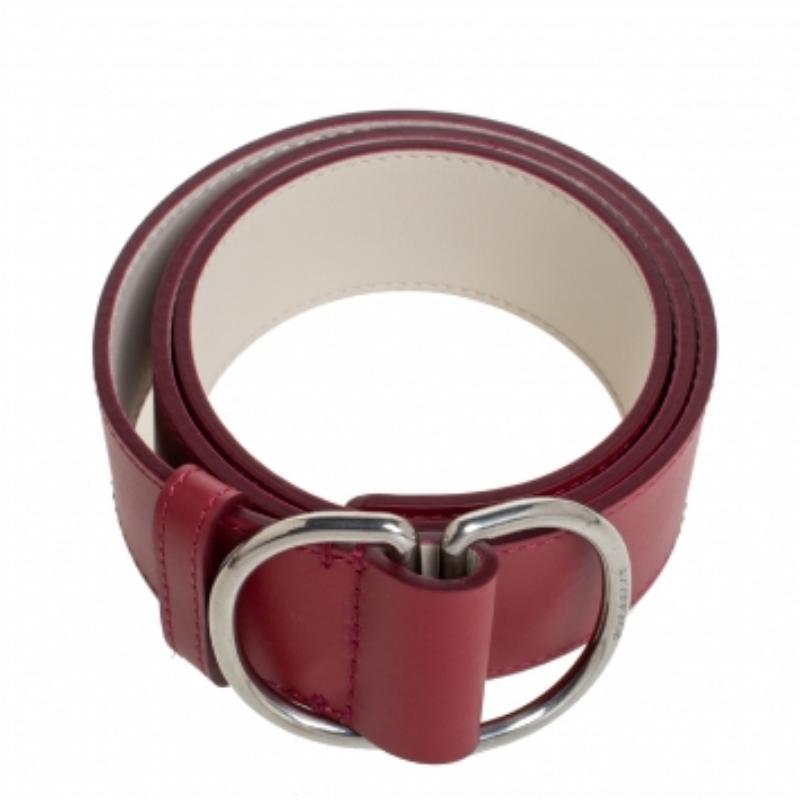 Add a refined twist to your attire with this reversible belt from Burberry that features hues in wine red and ivory. Made from durable leather, this belt comes with complementing silver-tone D-ring buckles engraved with the brand name.