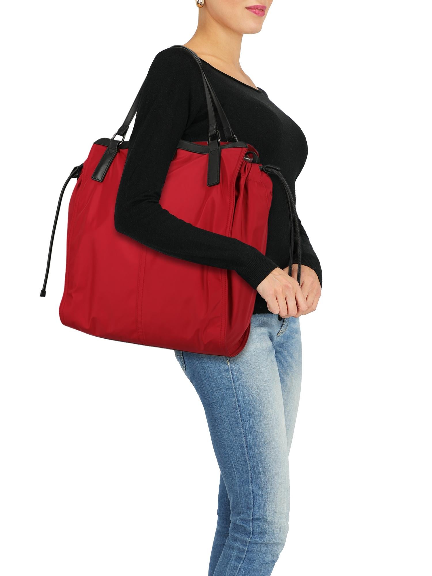 Bag, synthetic fibers, solid color, front logo, zipper fastening, ruthenium hardware, internal pocket, day bag.

Includes:
- Product care

Product Condition: Very Good
Odor: slightly noticeable smell. Lining: visible stains. Corners and edges: