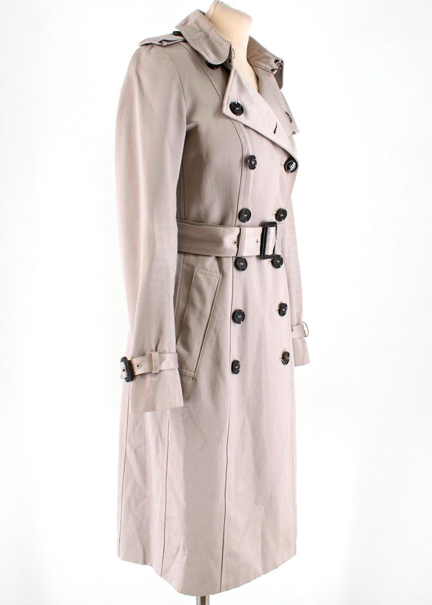 Burberry Womens Cotton Gabardine Trench Coat 


This honey beige cotton blend Cotton Gabardine Trench Coat from Burberry is a brand icon. This version features a subtle sheen throughout, adding a touch of elegance to your look. Featuring epaulettes