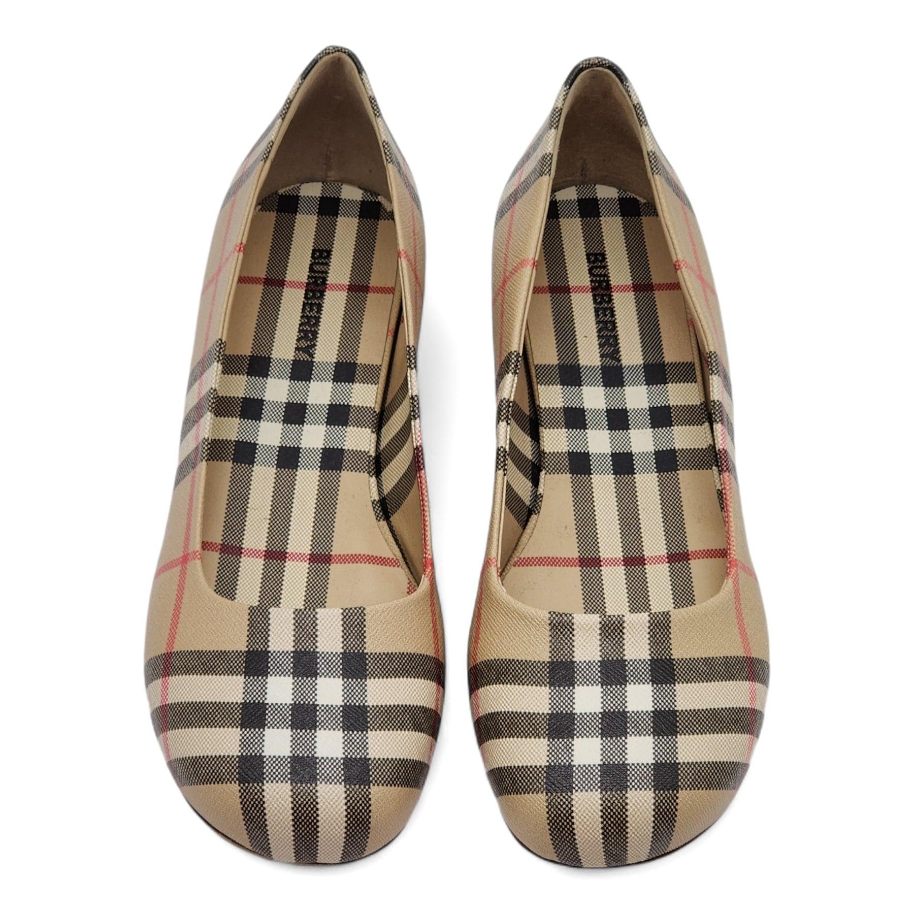 Burberry Women's Joy Vintage Check Flats in Beige.

Additional information:
Material: Leather
Fits true to size, order your normal size
Round toe
Slip on
Synthetic upper, leather lining and sole
Style: 8046476
Color: Beige
Country: Italy
Condition: