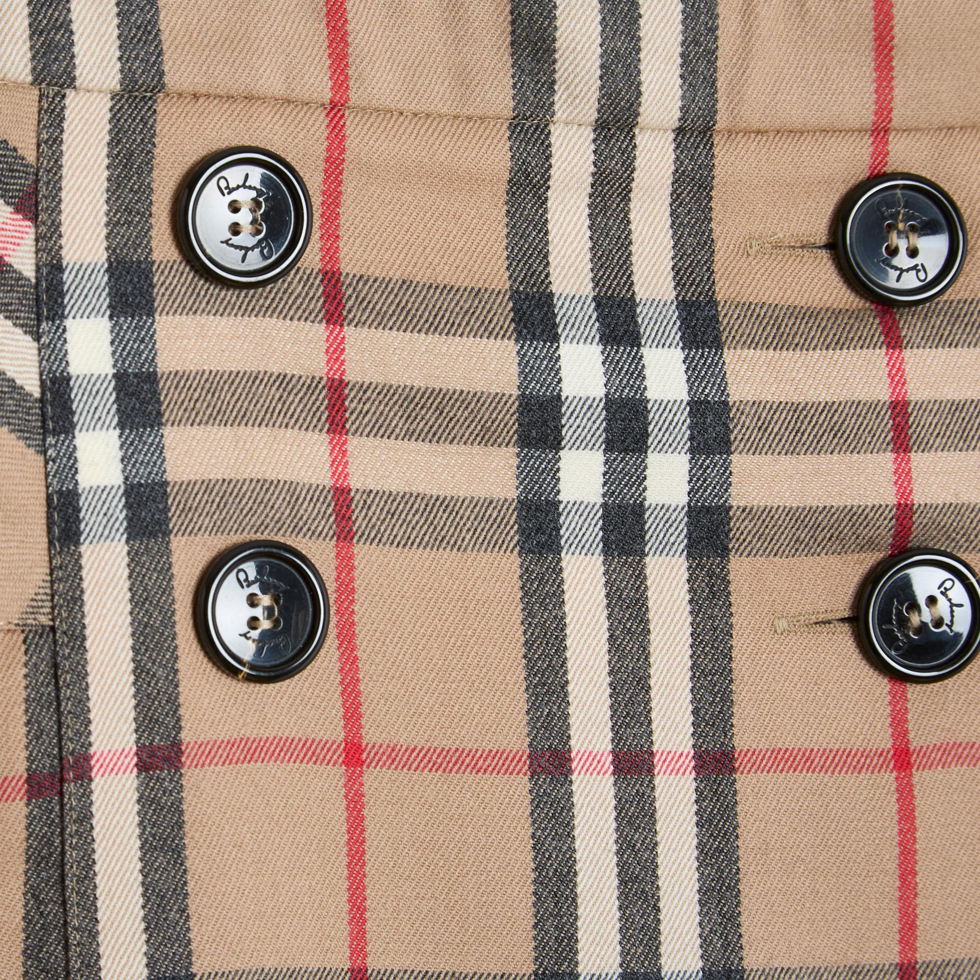 Burberry kilt-style skirt with wrap closure, short pleated wool in Scottish or Vintage Check pattern in camel beige, ecru black tones, low waist, adjustable cross closure with 4 buttons and 2 interior Velcro straps, unlined. Size UK6 and US4 i.e.