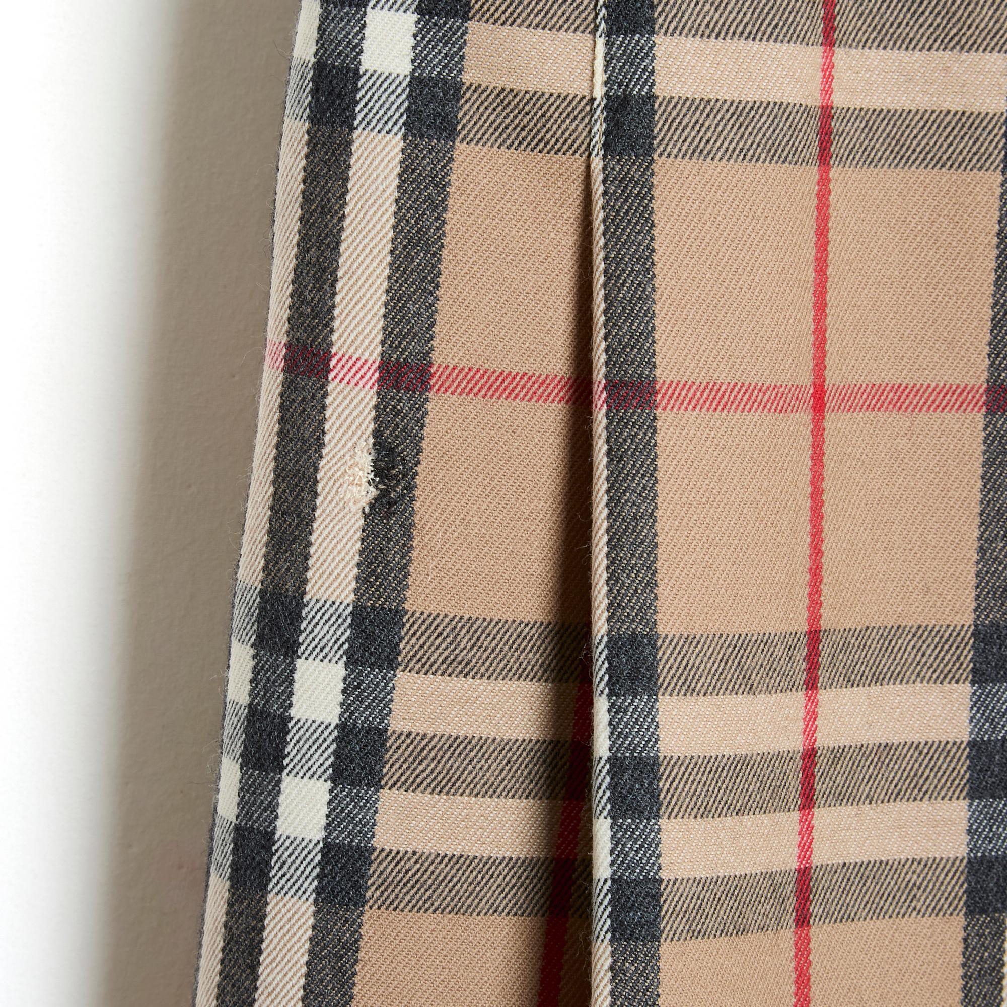 Mini jupe à carreaux Classic en laine de Burberry EU36 UK6 US4 en vente 1