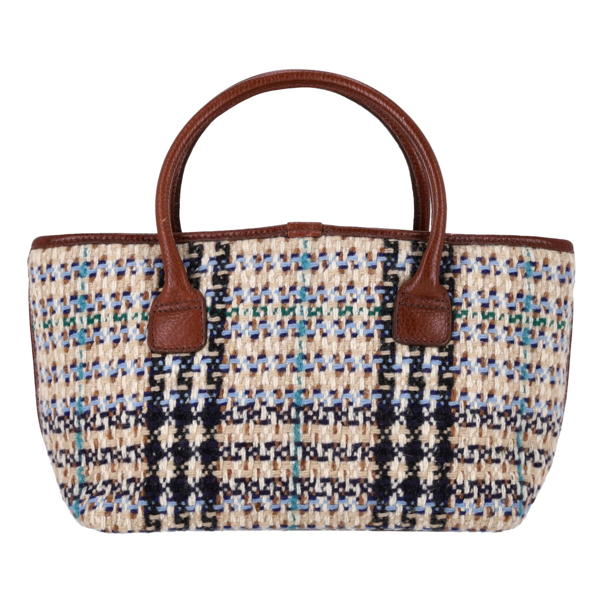 Sac à main en laine tissée Burberry

Sac à motifs en laine tissée multicolore avec garniture en cuir marron, double poignée supérieure et base.

Fermeture à glissière sur le dessus donnant accès à un intérieur doublé de tissu.

Rrp Approx.