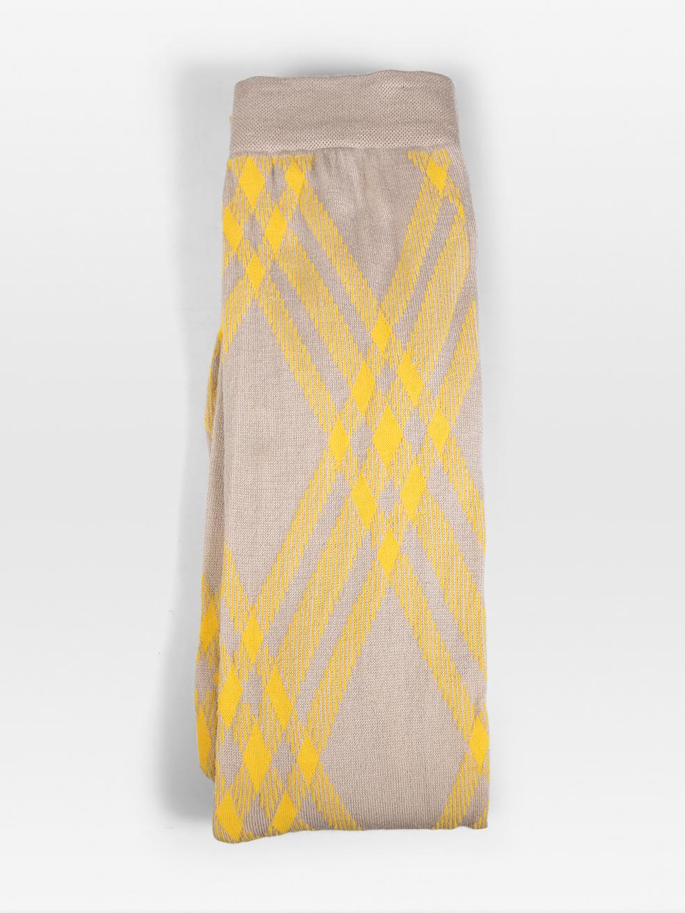 L'ÉTAT est Nouveau avec les étiquettes. Aucune usure visible des collants n'est visible sur ce nouvel article de revente de créateur Burberry.
 
 Détails
 
 
 Jaune et beige 
 
 Laine
 
 Collants
 
 Extensible
 
 Taille élastiquée
 
 Motif écossais
