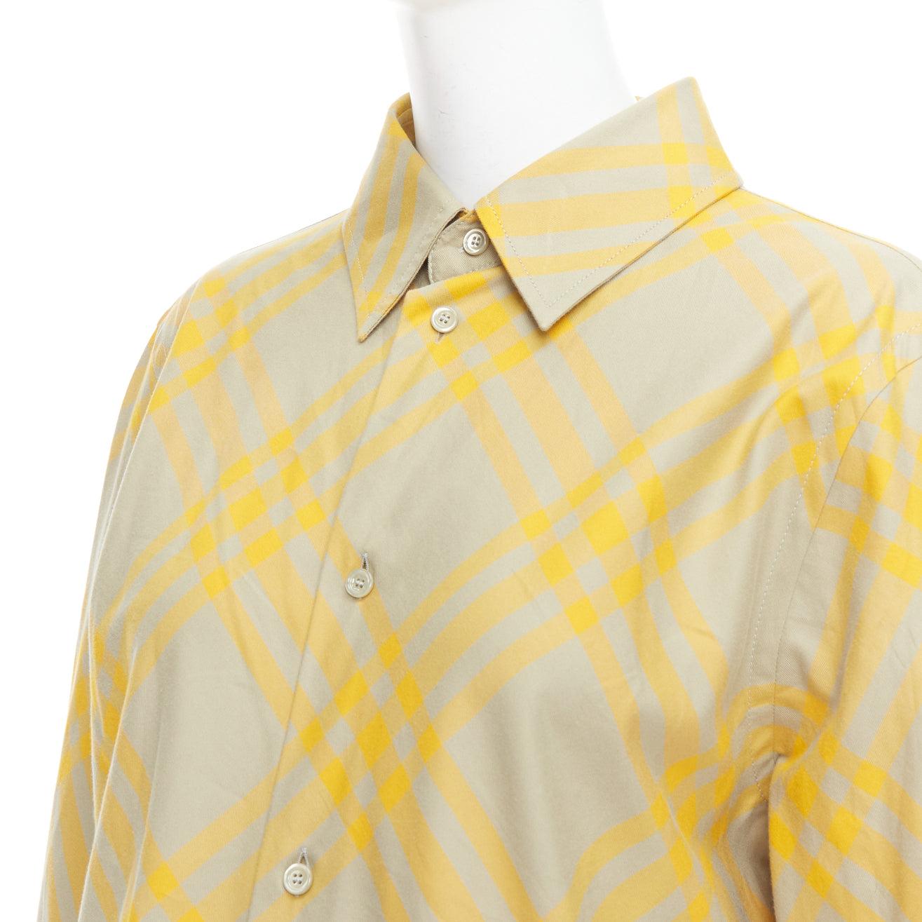 Burberry, camicia a maniche lunghe giallo cachi House Check UK8 S
Riferimento: KNLM/A00405
Marchio: Burberry
Designer: Daniel Lee
Materiale: Cotone
Colore: giallo, kaki
Modello: A scacchi
Chiusura: bottone
Dettagli extra: Firma del cavaliere ip