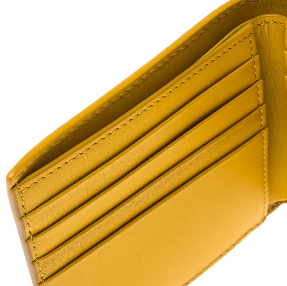 Burberry Yellow Leather Bifold Compact Wallet In Excellent Condition In Dubai, Al Qouz 2