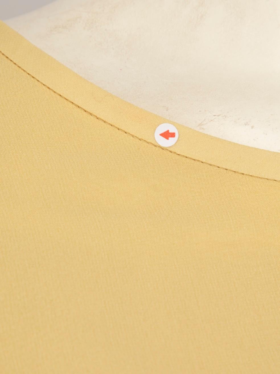 Burberry Gelbes getäfeltes Kleid mit kurzen Ärmeln Größe XS im Angebot 2