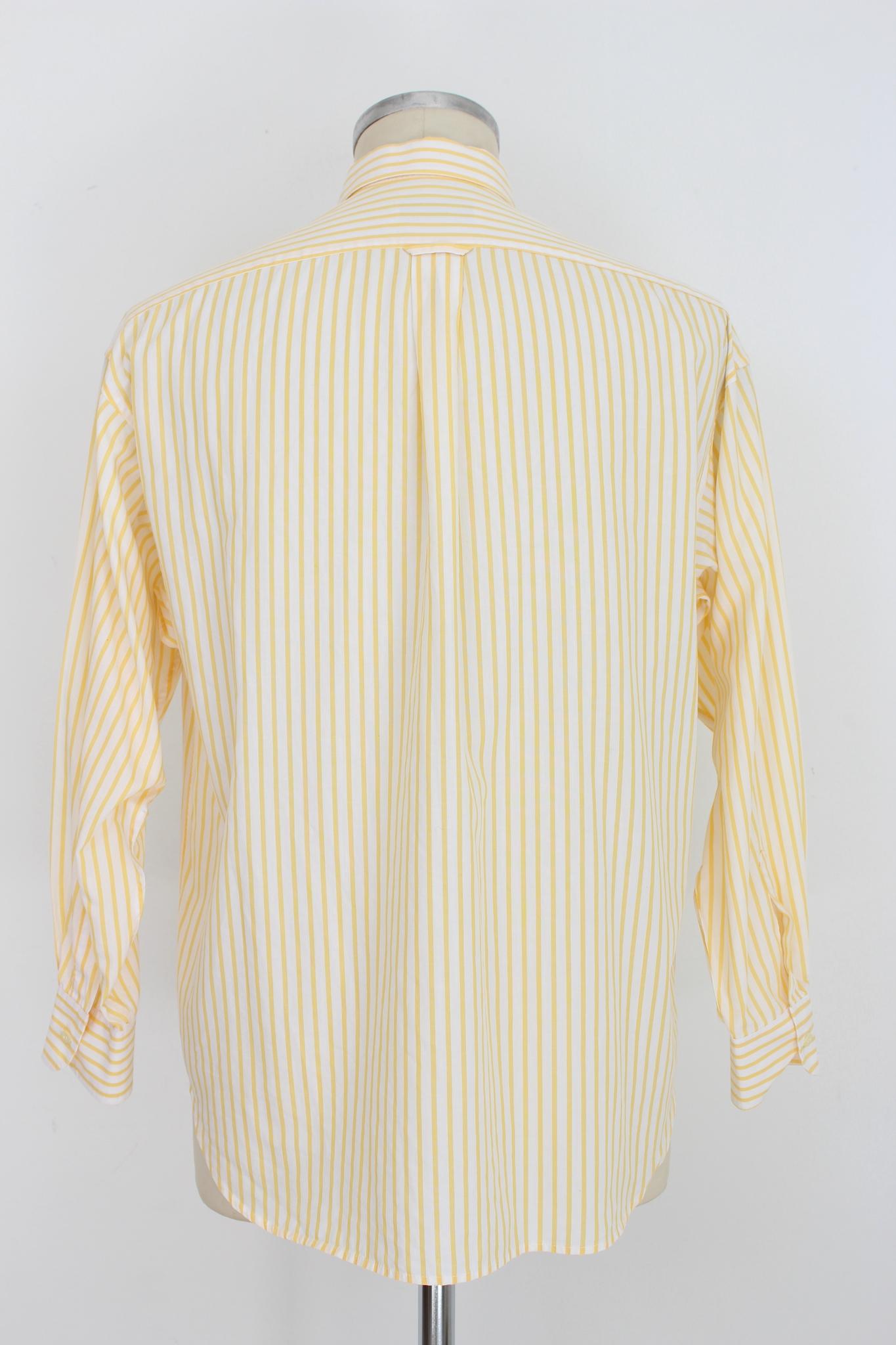 Chemise à rayures jaunes et blanches Burberry vintage des années 90. Modèle classique, tissu 100% coton. Fabriqué en France. L'état est très bon, il y a quelques petites taches.

Taille : L

Épaule : 46 cm
Buste / Poitrine : 56 cm
Manches : 59