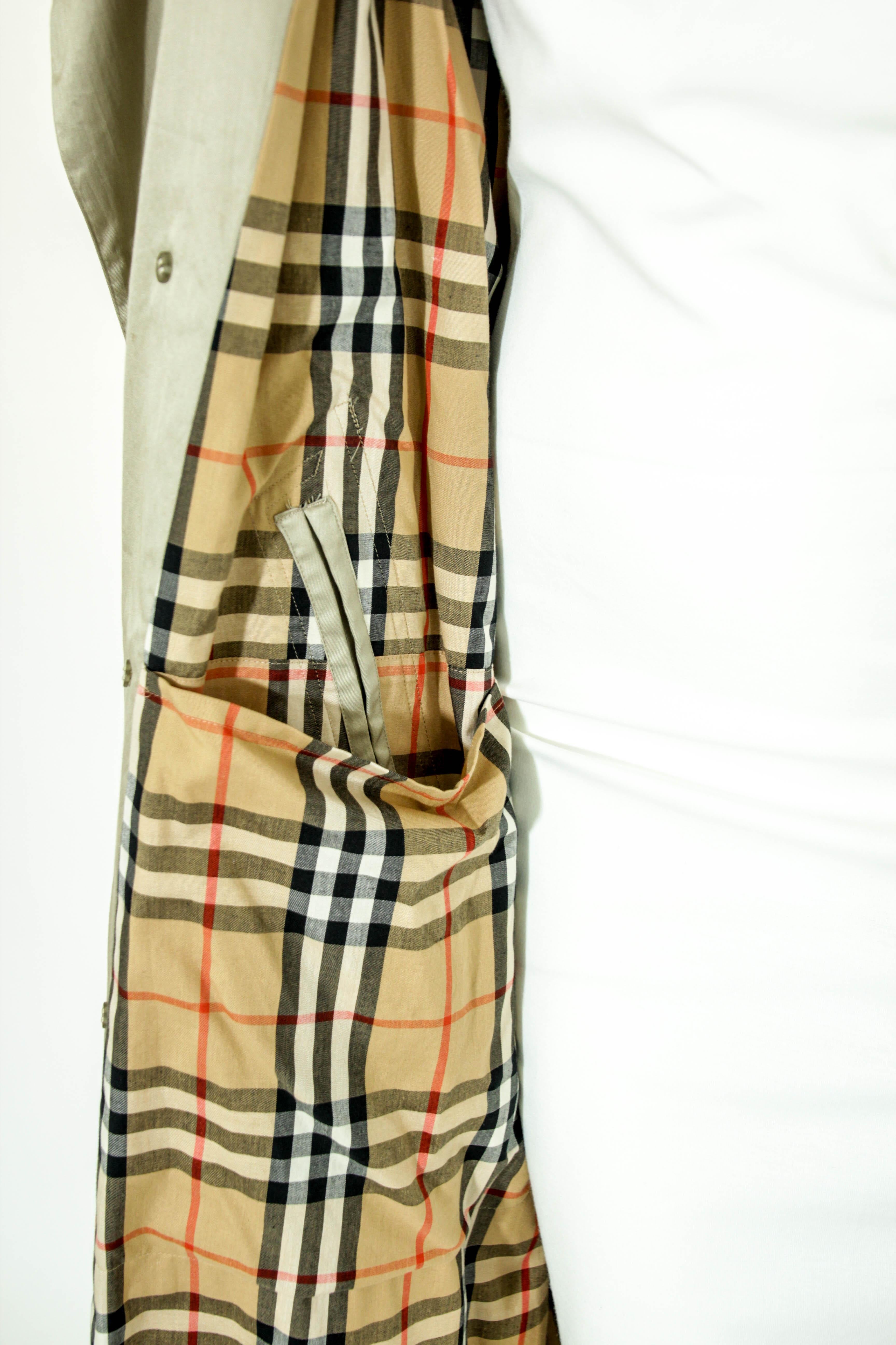 Women's or Men's BURBERRY'S Classic Tan Trench 1980's Cotton Double Breasted For Sale