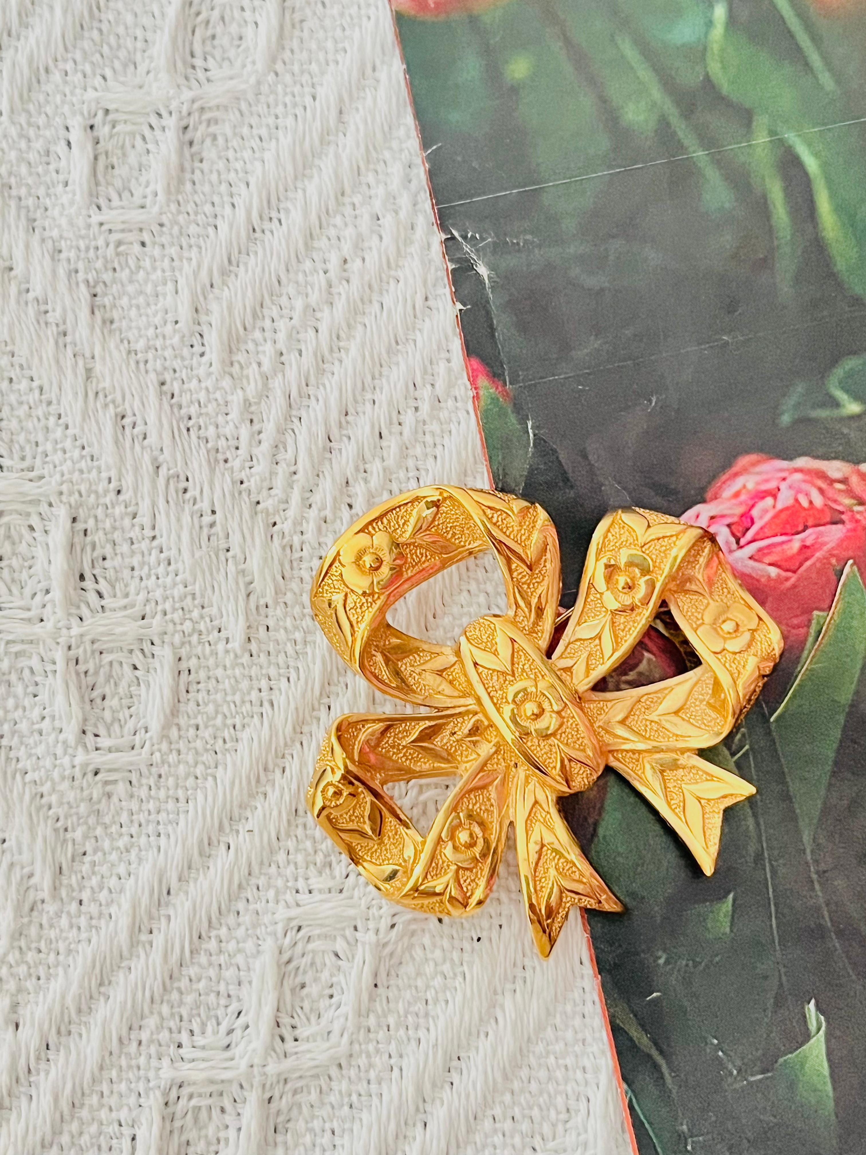 Burberry London Vintage 1990s Textured Large Knot Bow Ribbon Relief Flower Leaf Chunky Brooch, Gold Tone

Very excellent condition. 100% genuine.

Book piece. A unique piece. This is gold plated stylised brooch. Safety-catch pin closure.

Material: