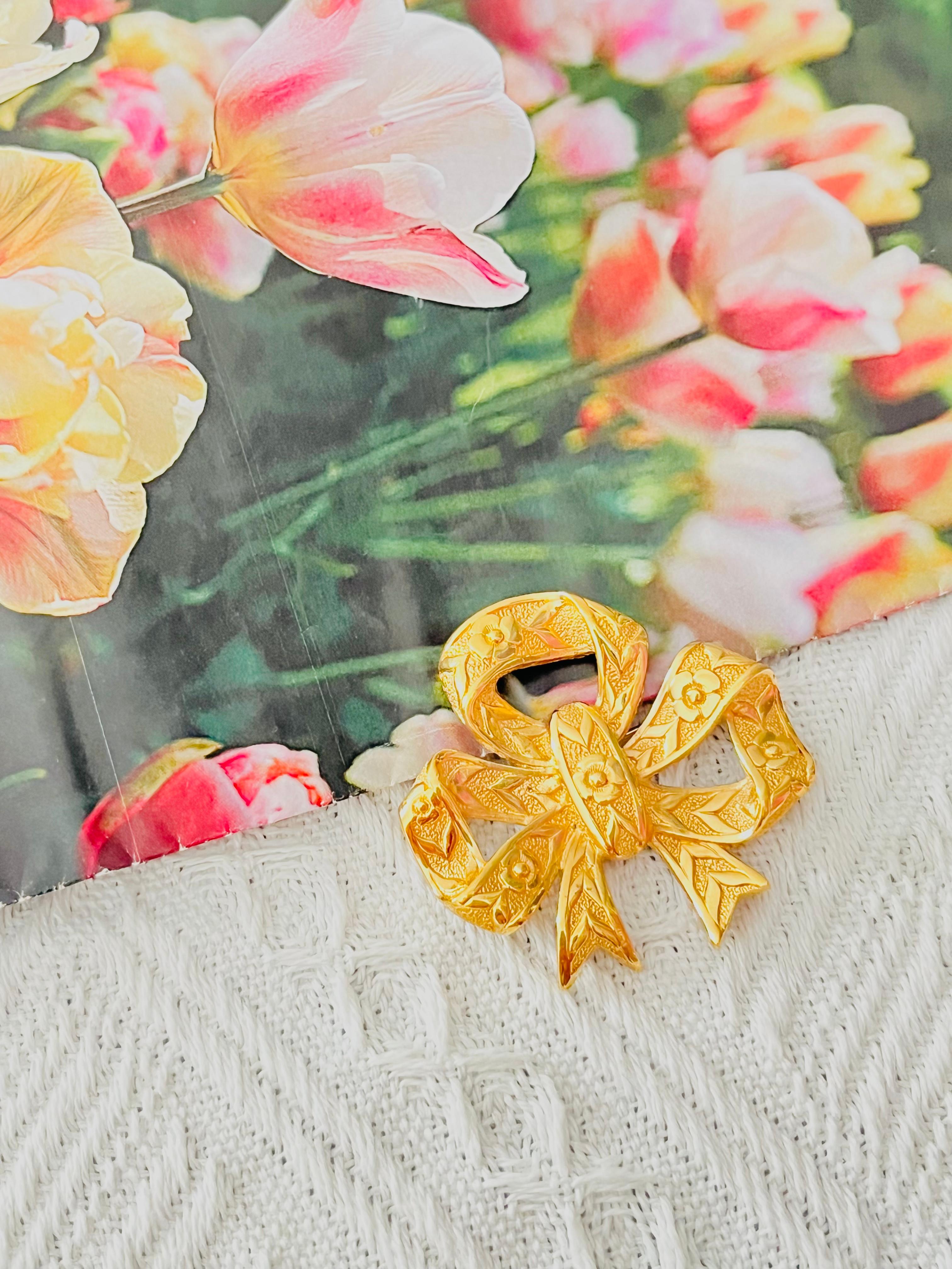 Baroque Burberrys London Vintage 1990s Large Bow Ribbon Relief Flower Leaf Gold Brooch For Sale