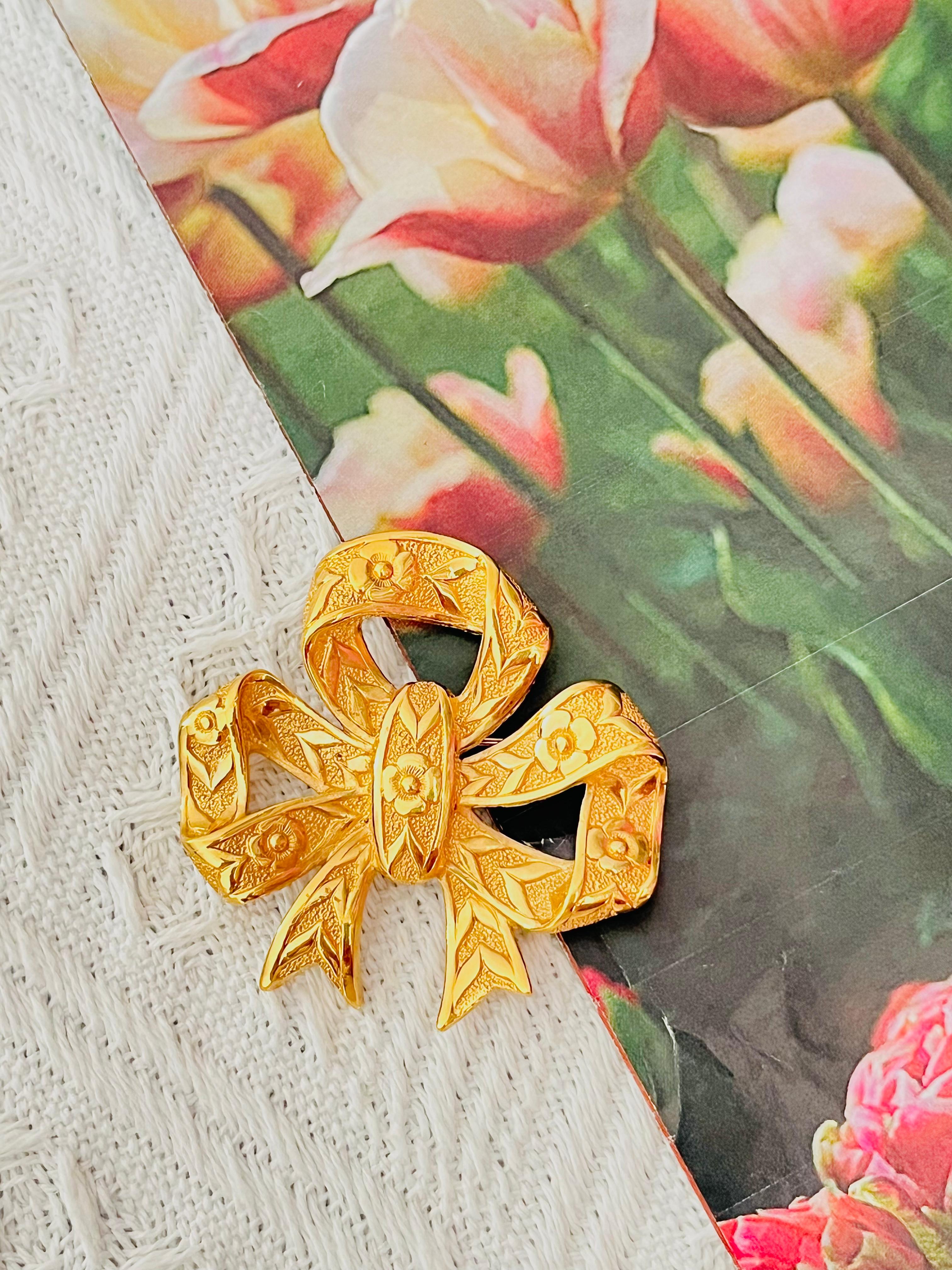 Burberrys London Vintage 1990s Large Bow Ribbon Relief Flower Leaf Gold Brooch In Excellent Condition For Sale In Wokingham, England
