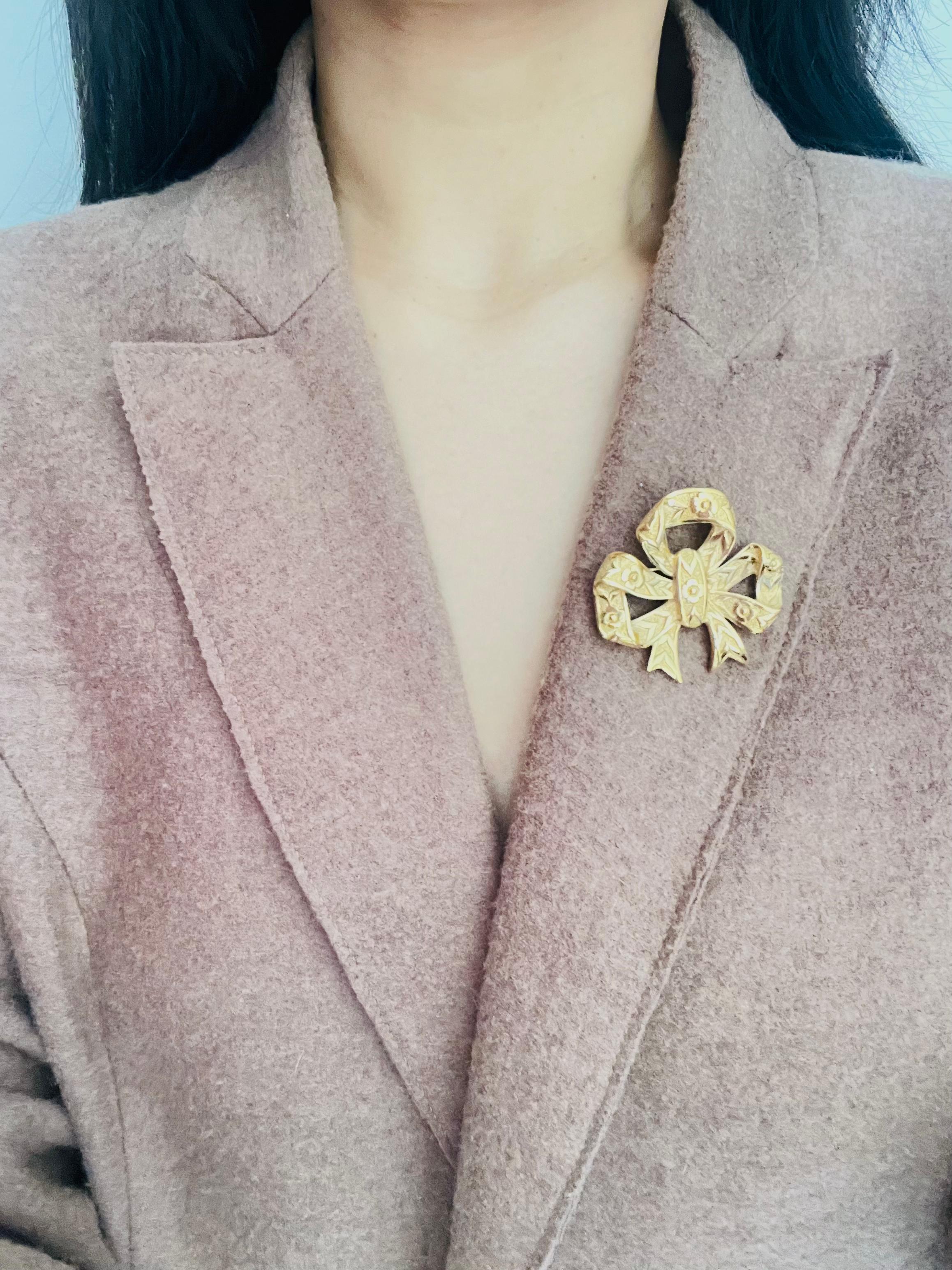 Women's or Men's Burberrys London Vintage 1990s Large Bow Ribbon Relief Flower Leaf Gold Brooch For Sale