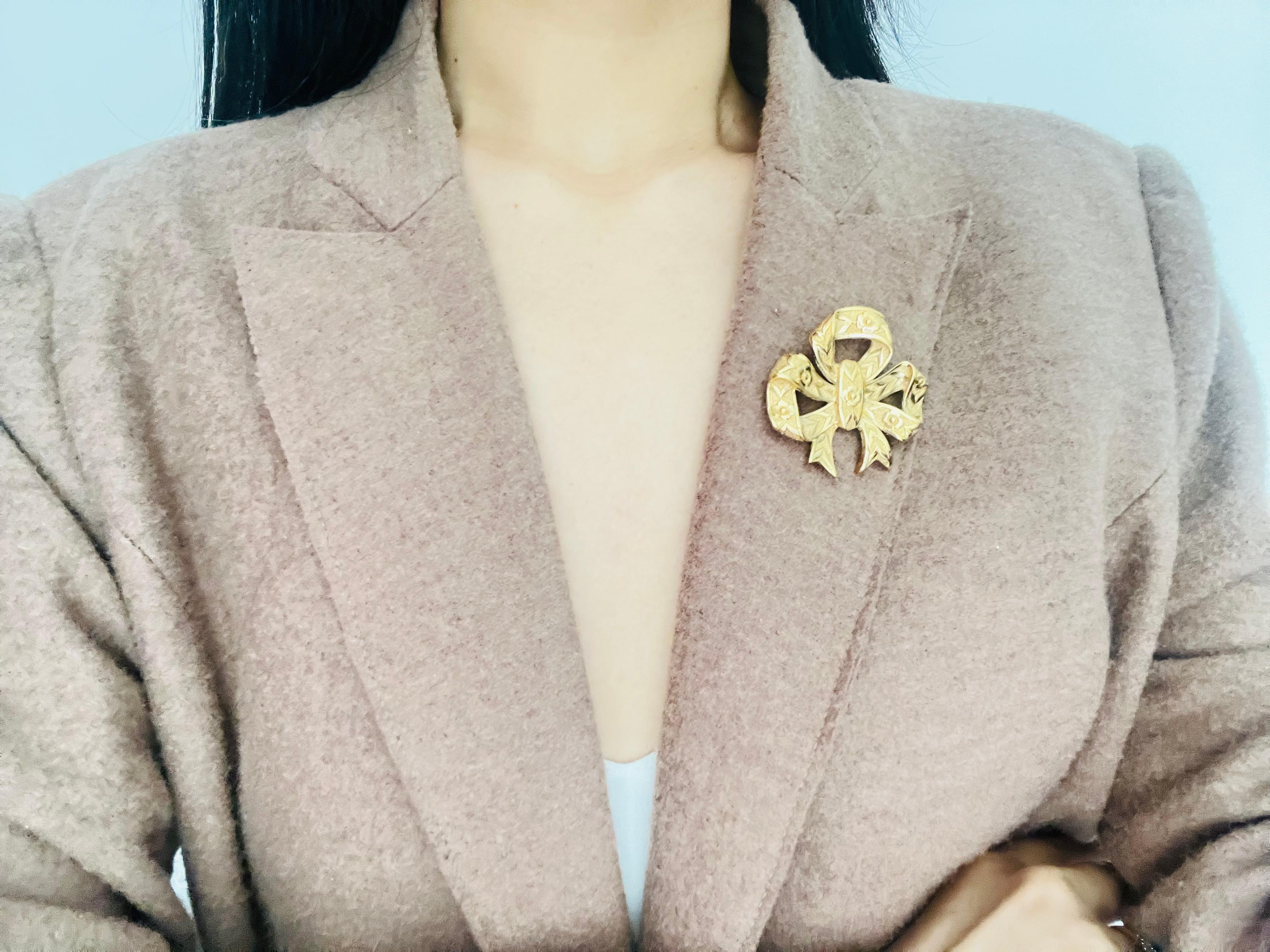 Burberrys London Vintage 1990s Large Bow Ribbon Relief Flower Leaf Gold Brooch For Sale 1