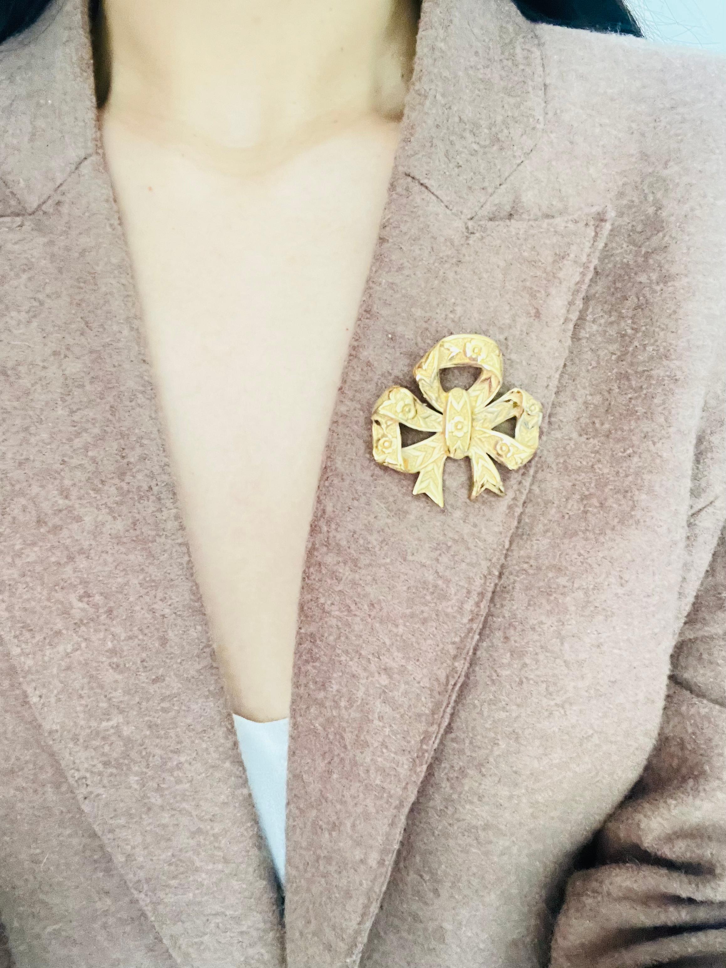 Burberrys London Vintage 1990s Large Bow Ribbon Relief Flower Leaf Gold Brooch For Sale 2
