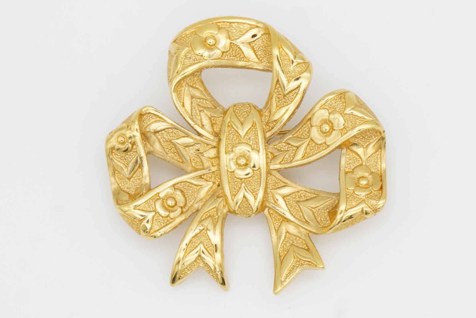 Burberrys London Vintage 1990s Large Bow Ribbon Relief Flower Leaf Gold Brooch For Sale 3